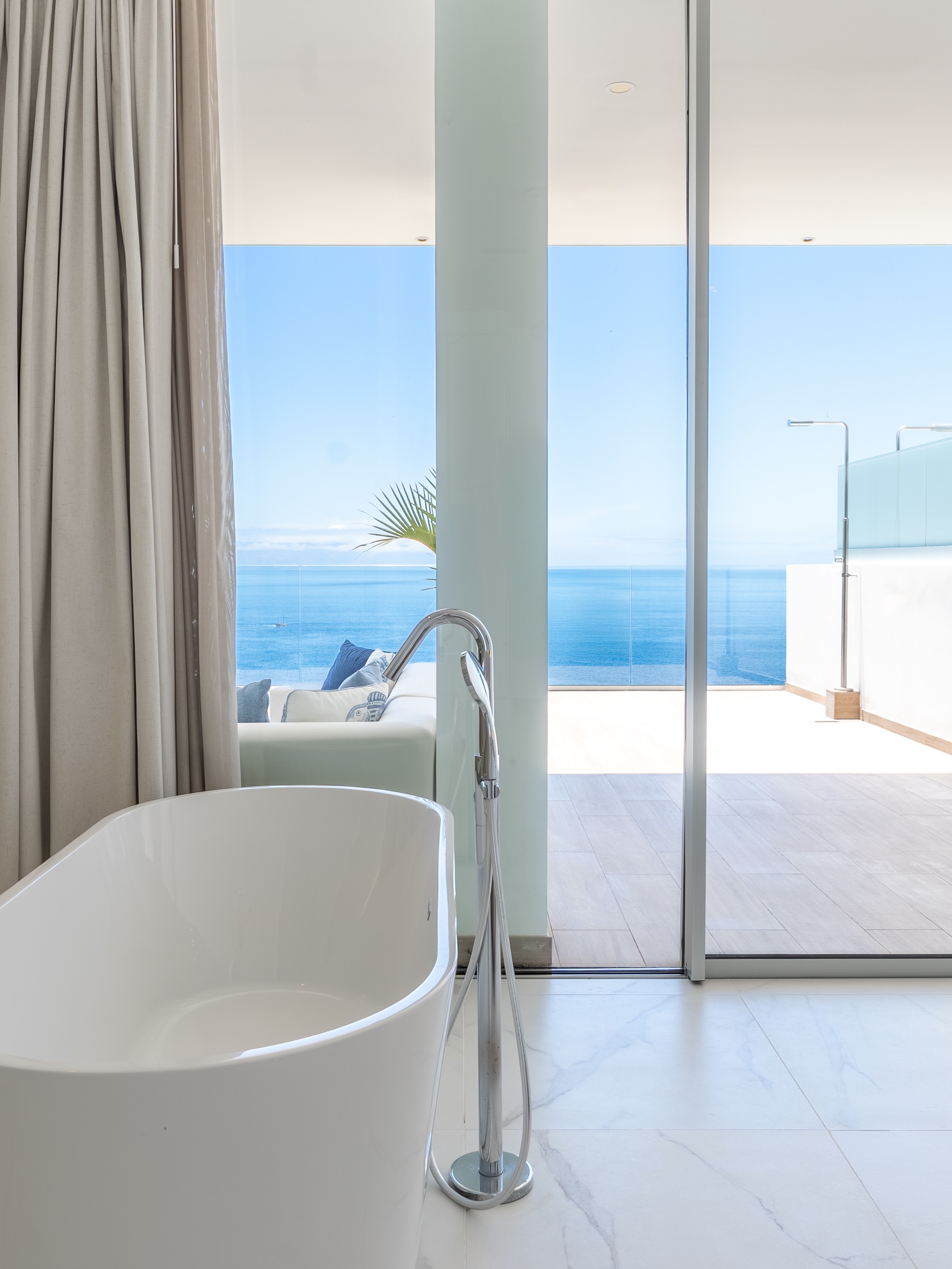 New to our collection 🌊
Some places make you slow down without even trying 🤍
Perched at the highest point of Crystal, our newest penthouse offers:
• 3 bedrooms,
• 4 bathrooms,
• A heated private pool and
• an expansive terrace with uninterrupted views of the Atlantic Ocean, La Gomera and the cliffs of Los Gigantes 🌊
Created for travellers who love privacy, little luxuries and the kind of holidays you’ll wish lasted a little longer ✨
Take a closer look while your favourite dates are still waiting for you 💛
___
#luxurypenthouse #holidayhomes #vakantiehuis #visittenerife #tenerifesouth
• Luxury penthouse with private pool and sea view Tenerife, boutique rental apartment Tenerife, luxury vacation apartment Tenerife, Los Gigantes, Crystal, holiday home Tenerife, vakantiewoning, vakantiehuis, vakantieappartement, vakantie penthouse Tenerife, luxe vakantieverblijven Tenerife