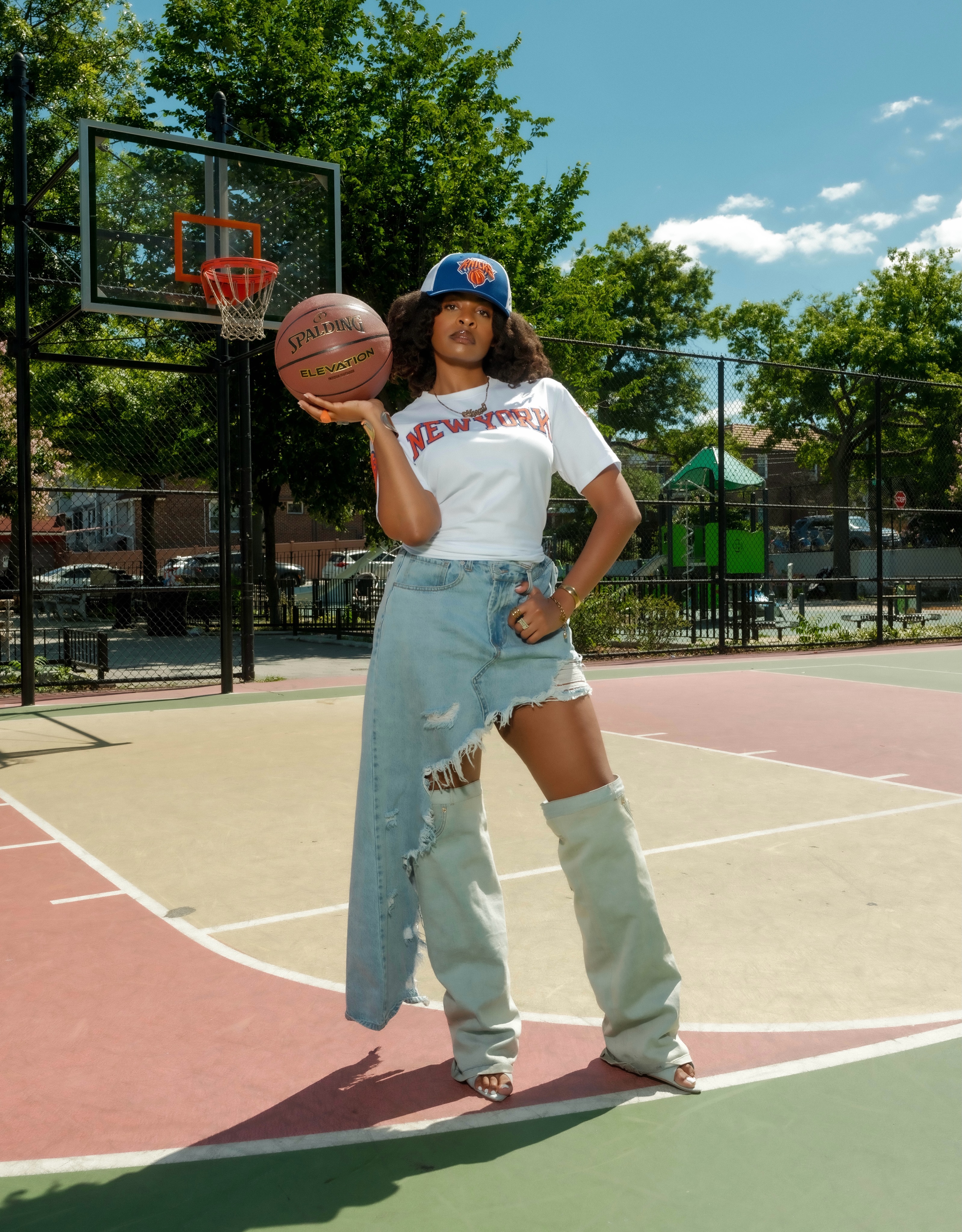 New York-born and raised, i’m not just anybody. 🗽💙🧡
📸: @oldnewyorker
amidst all the Knicks lore, i wanted to create something to mark such an iconic time in our history. this win that was 53 years in the making means so much for everybody, but us natives feel it especially strong. being born and raised here, i haven’t seen my city more happy and alive. from reflecting on parts of my Brooklyn childhood being defined by basketball to the key lessons learned from the Knicks’ legendary run, i unpack it all on my site.
to the @nyknicks, thank you for reminding us what hope looks like and that no dream is too big, no matter the odds. you’ve brought new life to this city, and i couldn’t be prouder to still call it home.
with love,
from a New Yorker fr. #Knicksin5 🏆