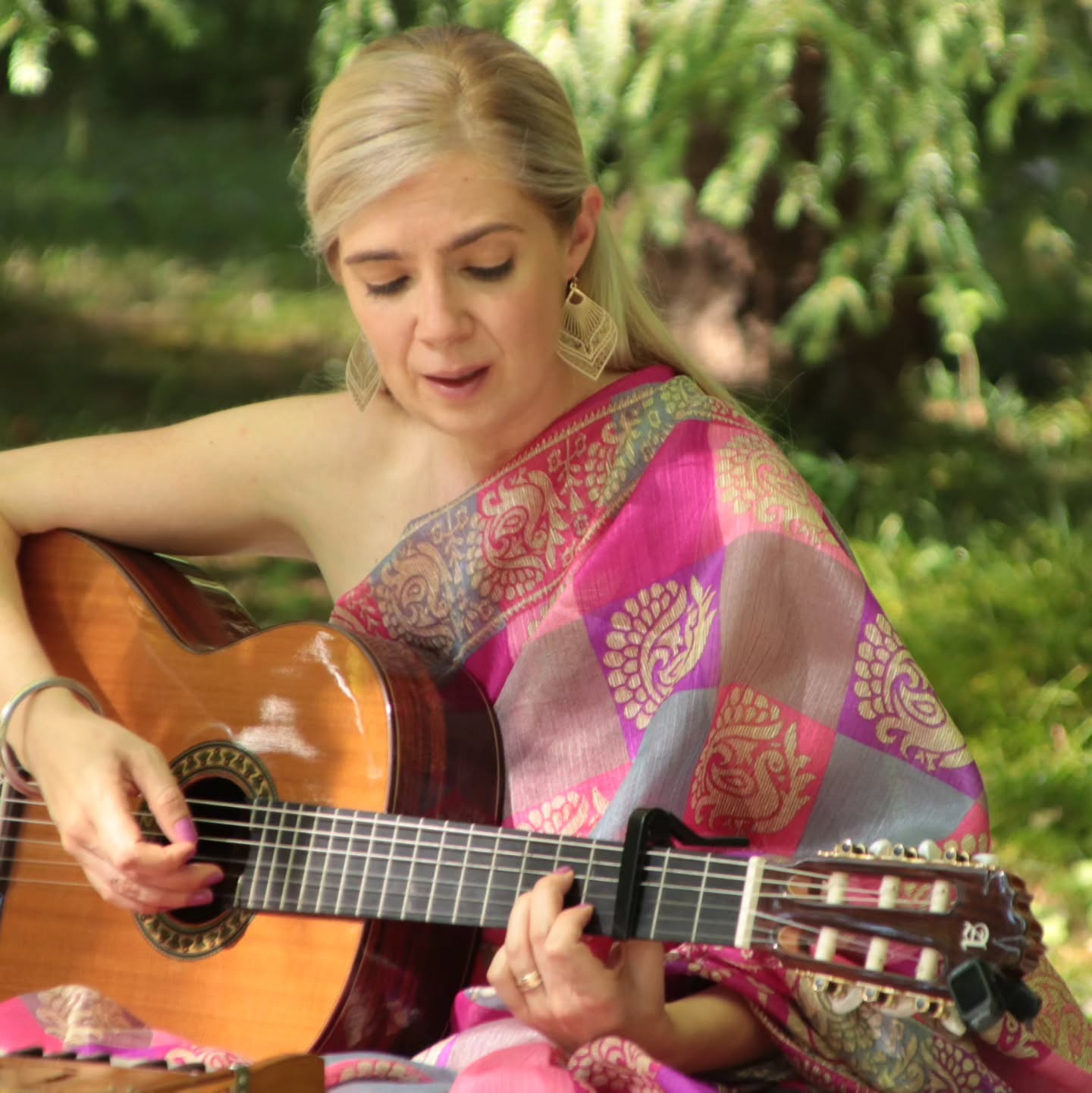 2020 • Vidago Palace • Ishwari's Mantras
Há fotografias que nos levam de volta a lugares e tempos muito especiais da nossa história.
Ao olhar para esta imagem, recordo os tempos em que o carro seguia cheio de instrumentos musicais, as viagens, os ensaios, os concertos, a escolha do saree que iria vestir e a alegria de preparar cada encontro com amor e dedicação.
Foram anos muito bonitos. Anos de música, de partilhas profundas e de salas cheias de pessoas reunidas para cantar, meditar e simplesmente estar. Havia algo de muito especial nesses momentos. Uma energia serena, uma presença coletiva, um amor difícil de colocar em palavras.
Guardo também com muito carinho os álbuns que gravei e os concertos de apresentação que reuniam sempre tantas pessoas. São memórias que continuam no meu coração.
Hoje, a minha energia está dedicada a outros projetos. A vida é feita de ciclos e, por vezes, precisamos de abrir espaço para que novas sementes possam crescer.
Mas não sinto que este capítulo tenha terminado. Apenas repousa em silêncio, guardado num lugar bonito dentro de mim.
Se fizeste parte desta viagem, de algum momento, partilha comigo a memória que te ficou. E diz-me também: há algum mantra ou alguma música que ainda hoje te acompanha?
Será bonito reavivar estas memórias!
Com Amor, ❤️
Lisa Bompastor
nota: confesso que escrever este post me encheu de nostalgia! 🎶
📸 A foto é de um dos meus fotógrafos, músicos e seres humanos favoritos de todo o sempre, o meu querido Nuno Barreira (@yuko.higashi_portugal ).
#lisabompastor #ishwarismantras #mantras