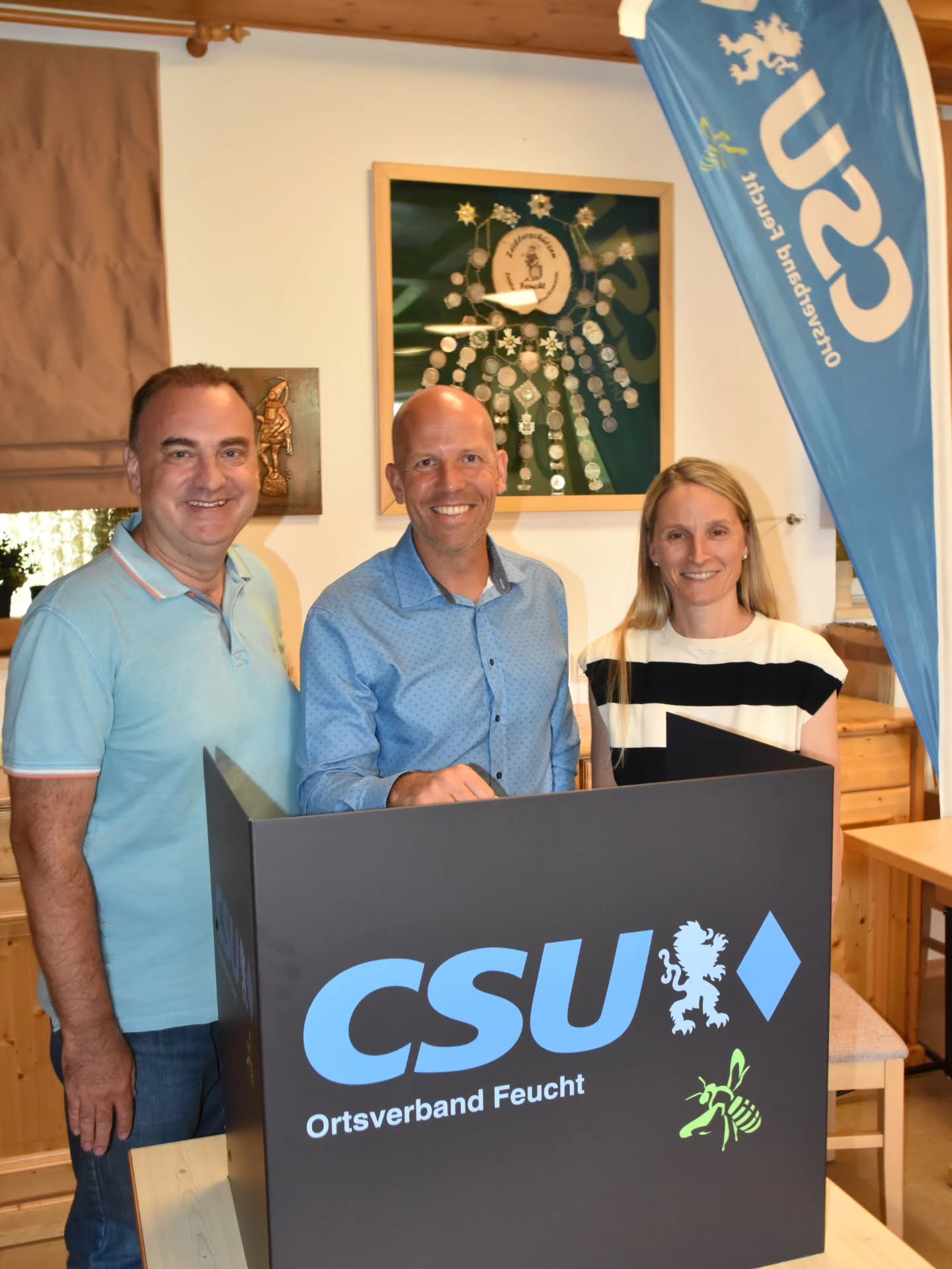 Ortshauptversammlung der Feuchter CSU
Erfreuliche Rechenschaftsberichte standen im Mittelpunkt der Ortshauptversammlung der Feuchter CSU. Vorsitzender Harald Danzl ließ die erfolgreichen Aktionen, Versammlungen und Höhepunkte des zurückliegenden Jahres und des Kommunalwahlkampfes passieren und dankte dabei den vielen Aktiven für ihre Mitarbeit und ihr großes Engagement. Er selbst habe im Rahmen des Wahlkampfes alle Feuchter und Moosbacher Haushalte besucht und dabei viele Anregungen erhalten, die neben den Vorschlägen bei Ortsbegehungen und Ortsteilversammlungen in die politische Arbeit einfließen werden.
Schatzmeisterin Tina Faltenbacher konnte wohlgeordnete Finanzen präsentieren, so dass auf Antrag von Kassenprüfer Gerhard Danzl sie und die gesamte Vorstandschaft einstimmig entlastet wurden. Fraktionsvorsitzender Oliver Siegl berichtete dann über die ersten Sitzungen der neuen Wahlperiode des Marktgemeinderates. Im Anschluss daran entwickelte sich eine rege Diskussion zu kommunalen Themen wie die aktuellen Entwicklungen zum Sailer-Areal, die Breitbandversorgung und die Verkehrs- und Parksituation in der Altdorfer Straße und der Industriestraße.