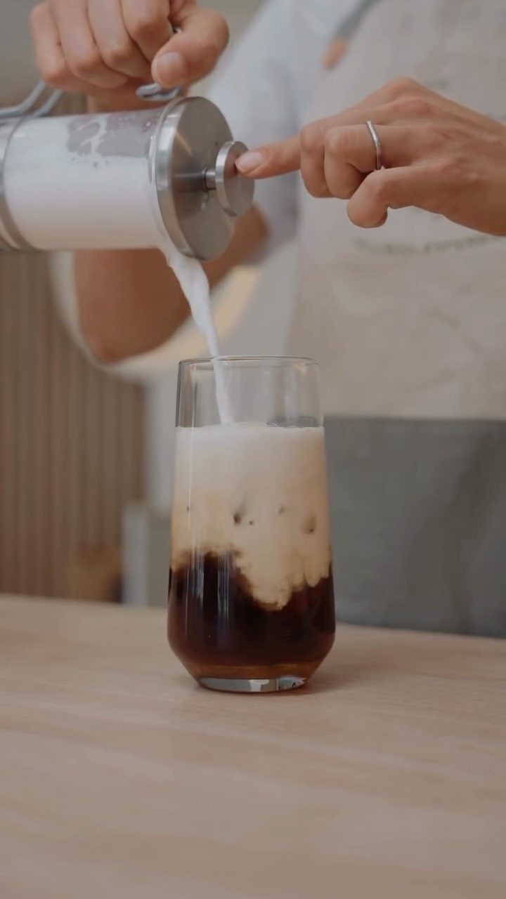Aquí el bienestar se saborea. Disfruta de un café de especialidad diseñado a tu medida: si gustas con leche de almendras y preparado con el método que resalte sus mejores notas.
Regálate un momento consciente. Te lo mereces. 🧘☕
📍Te esperamos hoy!
#CafeDeEspecialidad #AgapeWellnes #BienestarConsciente