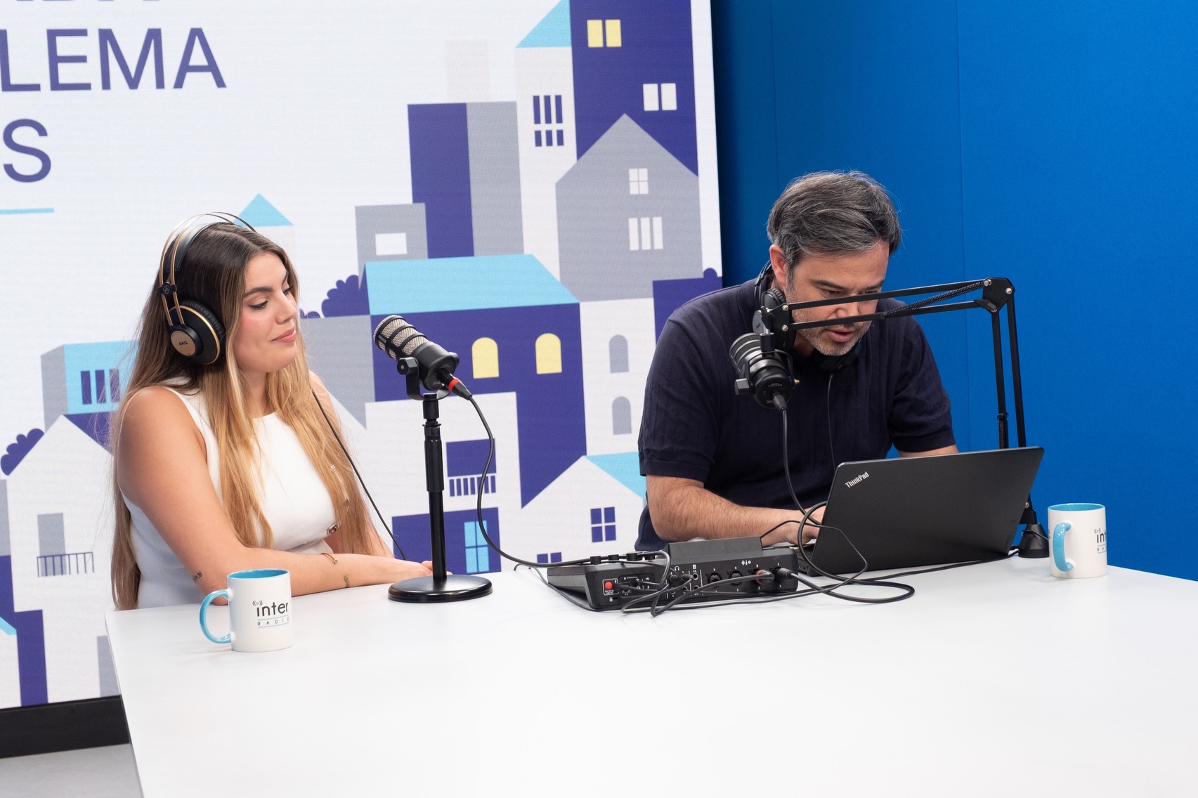 🚨ATENTOS, SPOILER🚨
Aunque aún no han salido a la luz los programas , venimos a haceros un poco de spoiler sobre nuestros primero invitados del Mes de la Vivienda. Primero, hemos tenido el placer de recibir a @soyannepons, que nos ha sorprendido (pero mucho) con su historia personal. Con tan sólo 24 años, Anne ya es propietaria y se encarga de haver compraventa de viviendas okupadas, algo nada fácil. Durante el programa nos cuenta si experiencia y cómo afrontar los diferentes tipos de okupación.
Por otro lado, siguiendo esta línea, recibimos a @leyantiocupas, que nos iluminan con sus múltiples experiencias y asesoran para poder afrontar este tipo de casos.
Muchísimas gracias por acompañarnos en el comienzo del Mes de la Vivienda, un espacio para dar voz a la situación crítica que se está viviendo en España.
MUY PRÓXIMAMENTE EN NUESTRO CANAL, estad atentos👀
Os recordamos que estamos abiertos a recibir cualquier caso que pueda aportar valor al programador, si crees que puedes ser tú, ¡no dudes en escribirnos!
#okupa #vivienda #españa