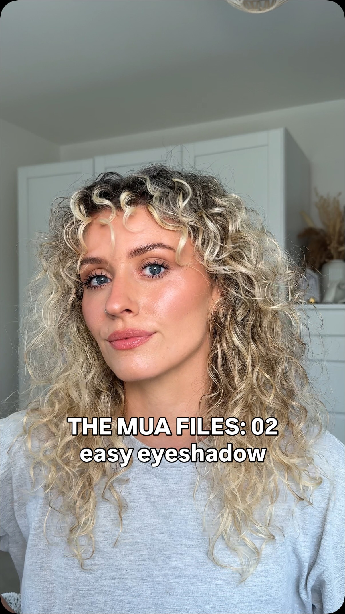 📁 case 02: do your eye makeup in 5 mins or less with this tip. I know sooo many people struggle with eyeshadow, my biggest advice is don’t over complicate it! Us makeup artists are always using bronzer as an eyeshadow & you should too coz it looks lush x
Follow for more pro makeup artist tips and tricks 🩷
@Hourglass Cosmetics @Peaches & Cream
#makeuptips #makeupartist #eyeshadow
How to do eye makeup
Quick easy makeup tips
Makeup artist tips and tricks
Bronzer eyeshadow
The MUA files
