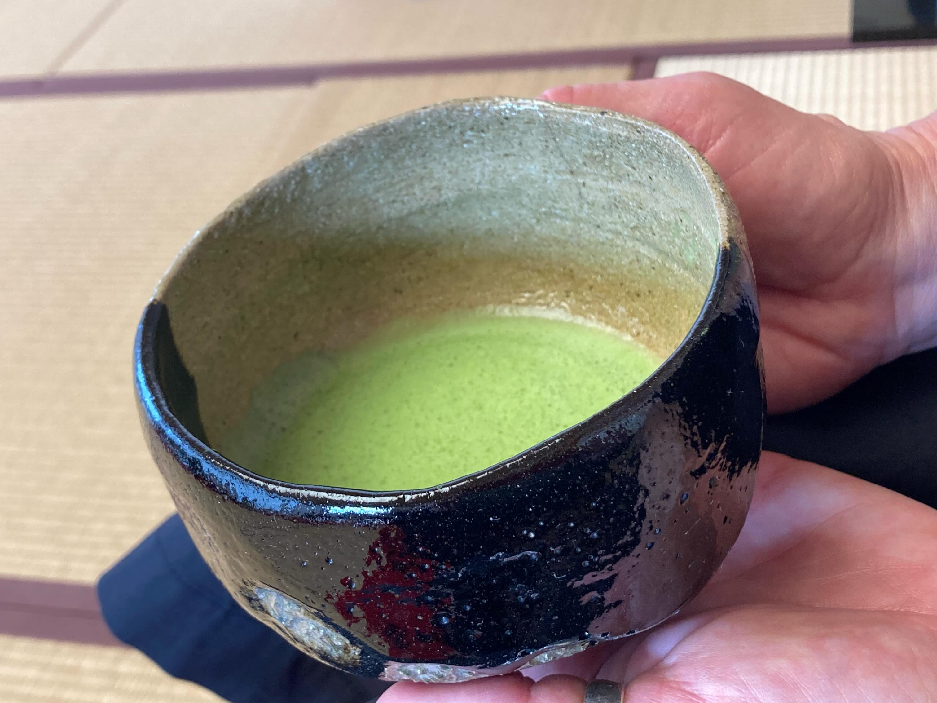 PRINCESS CHEESECAKE bei einer Teezeremonie in der Botschaft von Japan in Berlin.
Durchgeführt von der Präsidentin des Chadō Urasenke Teeweg-Vereins Berlin, einer Meisterin des Chado, dem Teeweg, einem Lebensweg, geprägt von Harmonie, Ehrfurcht, Reinheit und Stille.
Familie und Freunde treffen sich für den Chado und genießen gemeinsame Zeit zum Genuss des neuen Tees und einem Dessert und zu einem harmonischen friedlichen Gespräch.
Heute wurde Marita, unserer Mitarbeiterin in der HR Abteilung ein Matcha als aufgeschlagener, leichter Tee gereicht. Ein Genuss!
Wir danken für diese schöne Einladung.