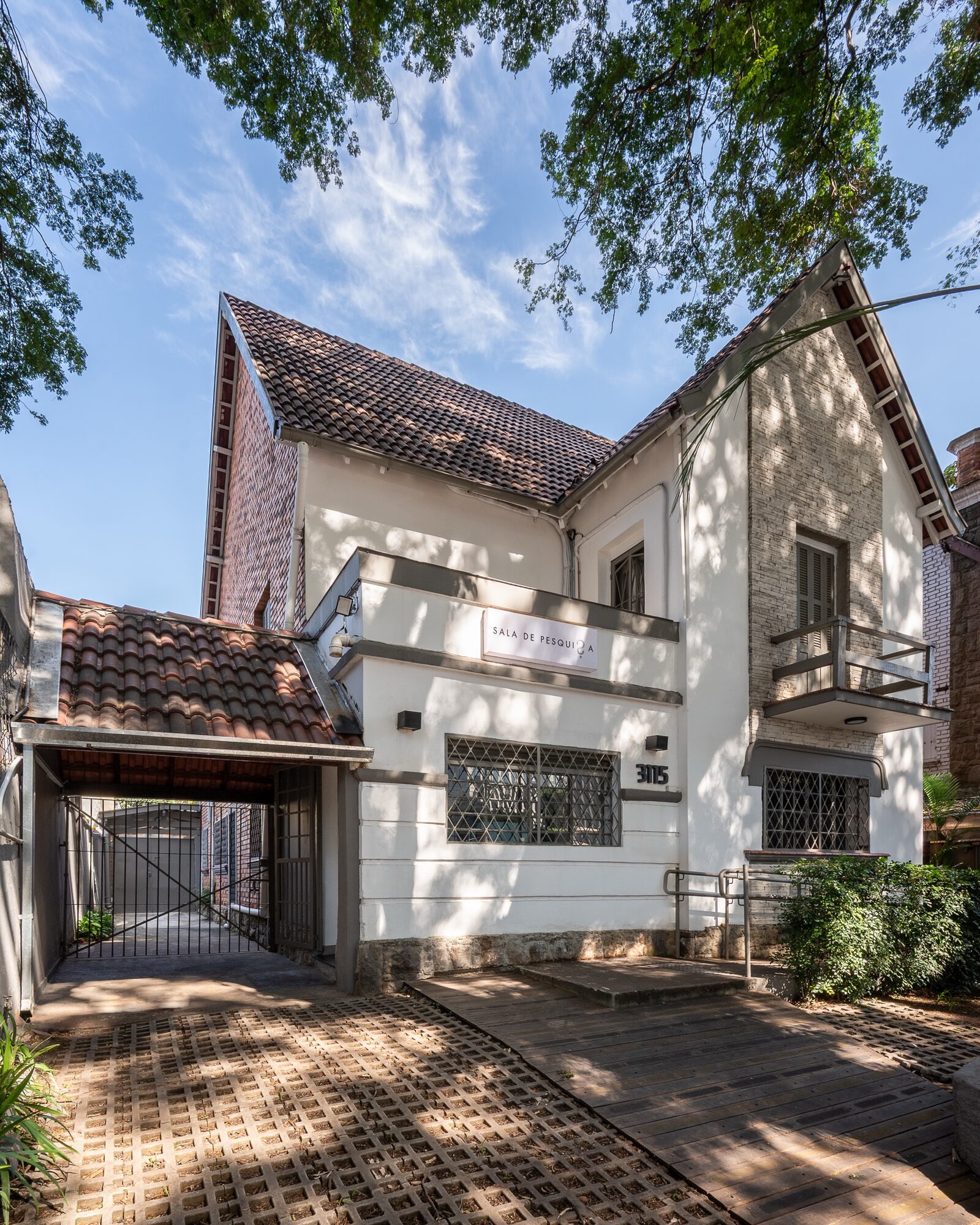 A Sala de Pesquisa foi um projeto com um escopo bastante diferente e inédito para nós:
Transformar um casarão antigo da avenida Rebouças em um centro de pesquisa de mercado.
Para tal, precisávamos criar salas onde marcas pudessem fazer testes cegos para que grandes marcas pudessem avaliar a percepção que seus produtos causavam nas pessoas.
Foto: @anahelenalima.foto