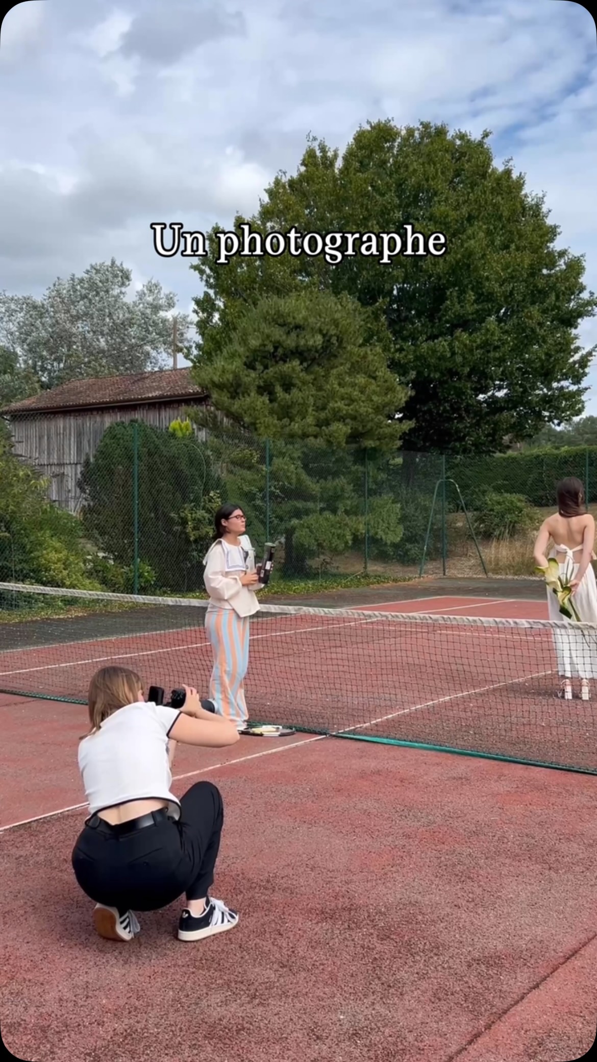 Un photographe, 10 séances photos 📸
Je suis Doriane, photographe en Gironde et en Dordogne 🤍
J’accompagne les couples qui souhaitent garder des souvenirs sincères et remplis d’émotions de cette journée unique.
Mon approche ? Capturer les petits détails, les regards complices, les éclats de rire et tous ces instants que vous aurez envie de revivre encore et encore.
À travers mes images, je raconte votre histoire avec naturel, douceur et authenticité.