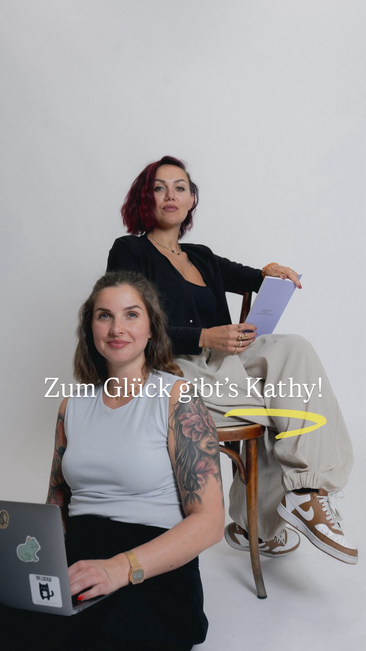 Ja, ich war gestern wirklich kurz davor, meinen Laptop vom Balkon zu werfen. 😅
Und wenn du gerade dabei bist, dein Business aufzubauen, kennst du solche Momente wahrscheinlich auch.
Du willst an deiner Website arbeiten, einen Newsletter erstellen, etwas designen oder etwas automatisieren.
Du willst einfach nur weiterkommen.
Und plötzlich funktioniert irgendetwas nicht.
Statt produktiv zu sein, verbringst du Stunden damit, Fehler zu suchen, Tutorials anzuschauen oder KI zu fragen.
Das Geile an unserem 2:1 Mentoring?
Du bekommst nicht nur Strategien, Struktur und Klarheit für dein Business.
Du bekommst auch Kathy. 😎
Und glaub mir: Das ist Gold wert!
Die meisten Businessstarterinnen scheitern nicht daran, dass sie keine Ideen haben.
Sie scheitern daran, dass sie irgendwann vor ihrer Website sitzen, vor einem Newsletter-Tool, vor Canva, vor irgendwelchen Automatisierungen oder technischen Einstellungen und sich denken:
„WAS ZUR HÖLLE MACH ICH JETZT?“
Während andere dir sagen: „Schau dir dazu einfach dieses Tutorial an.“, sitzt bei uns Kathy mit im Boot.
Sie kann Dinge für dich umsetzen und Fehler finden, wenn etwas nicht läuft.
Und das wichtigste: sie kann dir Schritt für Schritt erklären, wie du deine Technik selbst bedienen kannst.
Zum Beispiel:
- Website erstellen und anschließend selbst anpassen können
- Newsletter technisch aufsetzen
- Canva nutzen
- Automatisierungen verstehen
- Landingpages erstellen
- Tools sinnvoll einsetzen
Und genau das macht unser 2:1 Mentoring so besonders.
Wir unterstützen dich nicht nur dabei, dein Business aufzubauen.
Wir helfen dir auch dabei, es tatsächlich umzusetzen.
Wenn du dir genau diese Kombination aus Strategie, Mindset, Struktur UND Technikunterstützung wünschst, schreib uns eine DM mit „START“ und wir melden uns bei dir für ein kostenloses Kennenlerngespräch.