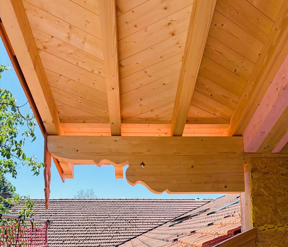 🏡 AUS ALT MACH NEU.
In Bruckmühl entsteht gerade der neue Dachstuhl für ein Bauernhaus. Aus Fichte gefertigt & mit einer eingebauten Gaube ergänzt er den Bestand und fügt sich stimmig in das Gesamtbild des Hofes ein.
Ein besonderes Highlight ist die Vordachschalung im Fischgrätenmuster – ein Detail, das sofort ins Auge fällt und dem Haus seinen ganz eigenen Charakter verleiht.✨
So wächst Schritt für Schritt etwas Neues, während der Charme des Alten erhalten bleibt.🤎
#bauernhaus #traditiontriffthandwerk #zimmereiniederthanner #hausbau2026 #zimmererarbeiten