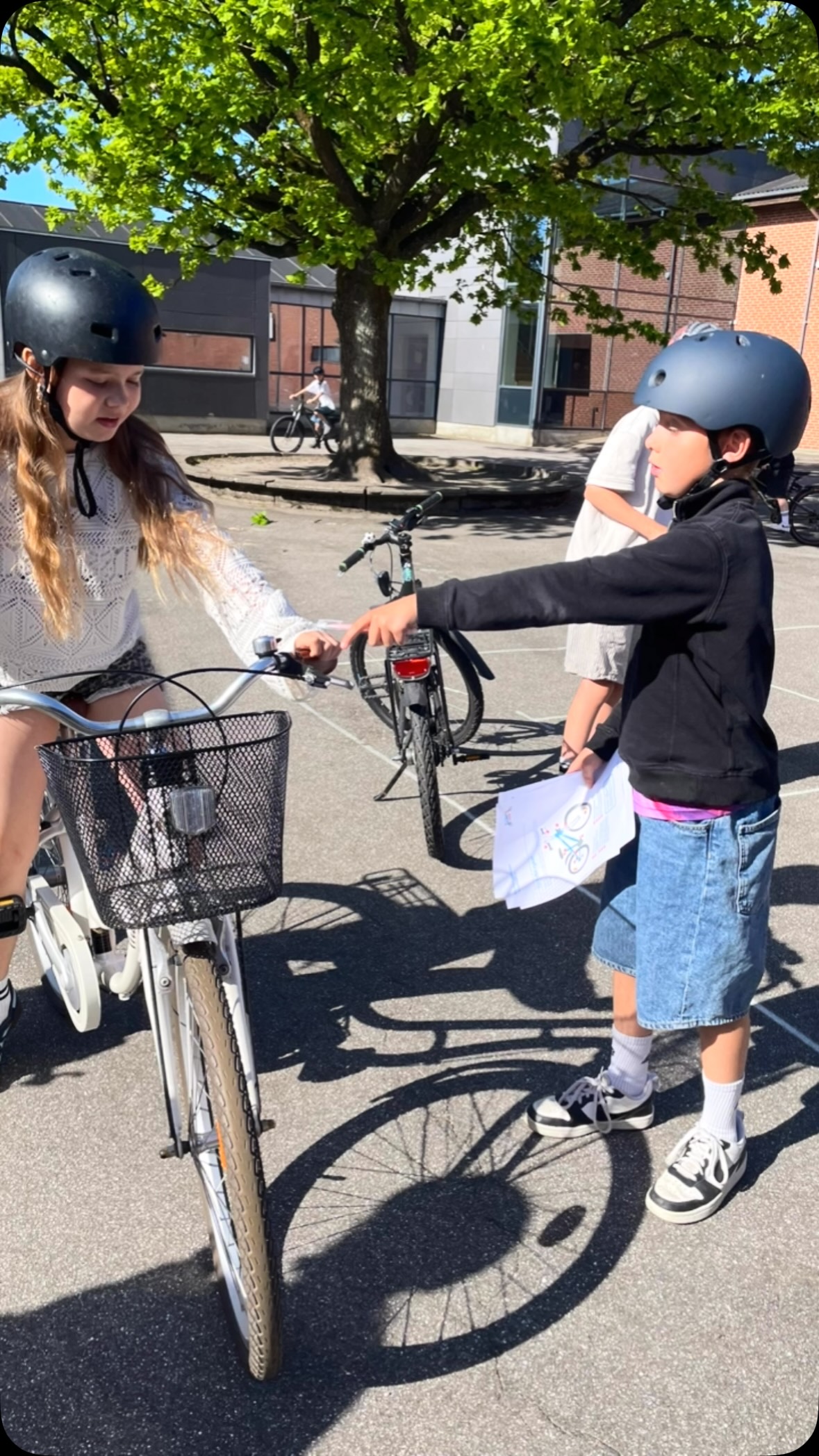 DEN LILLE CYKLISTPRØVE ER I HUS 🚴😃
I mandags tog 3. klasse ‘Den lille cyklistprøve’ i skolegården - rundt om egetræet og uden om alle vandpytterne 😅
Heldigvis klarede alle det flot, så klassen nu er klar til at cykle hjem til klasselærer Nanna på torsdag - på skoleårets sidste dag (før sommerferieafslutningen fredag, selvfølgelig ☀️😎) 🚴🚴🏻♀️🚴🏻♂️
Alle fik tjekket cykelhjelme og cykler og øvet baner med balance, opmærksomhed og tegn - med udgangspunkt i Sikker Trafiks program for 2.-3. klasse.
Så nu kan Vingegaard, Mads P og alle de andre altså bare komme an 😁 Vi er klar! 🚴
#DenLilleCyklistprøve #Cykling #Klasselærerdag #HerningFriskole #etgodtstedatlæreværeogvokse