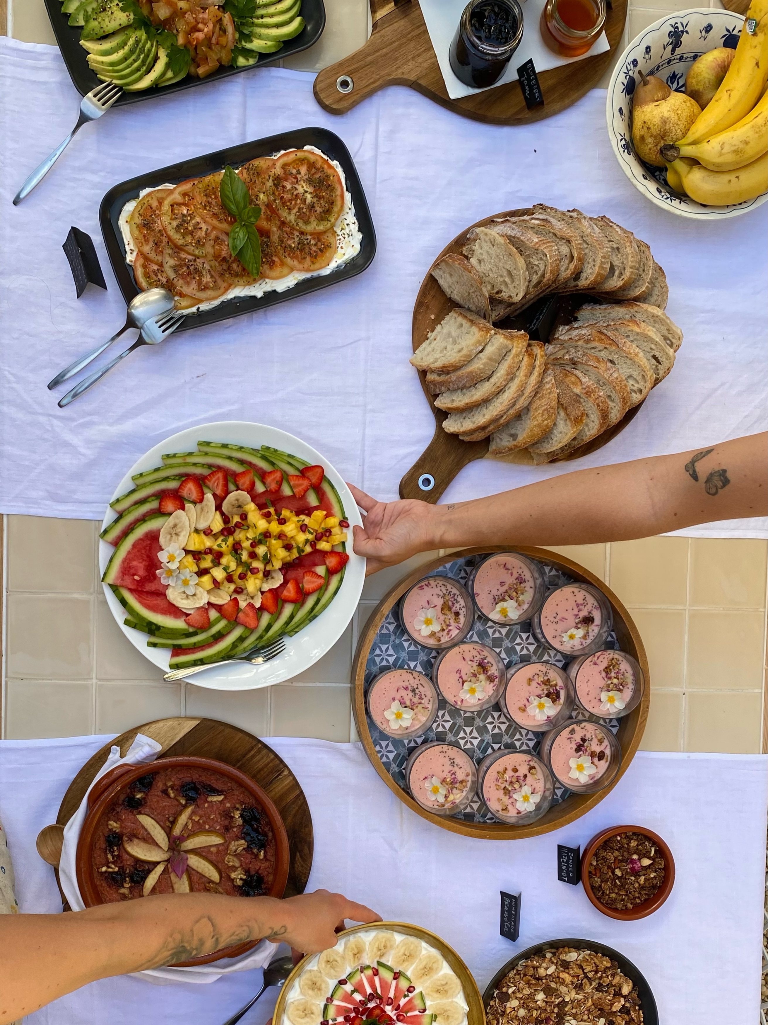 Retreat breakfast, a colorful feast for the eyes!
We love making a pretty breakfast.
While the most fine dining cuisine is created by Chef Giel, the breakfast is Karin’s thing. Together with an always amazing breakfast team of amiga’s (our volunteers) they make a colorful and beautiful breakfast set up!
.
#retreat #devezaretreat #yogaholiday #retreatcenter #retreatbreakfast