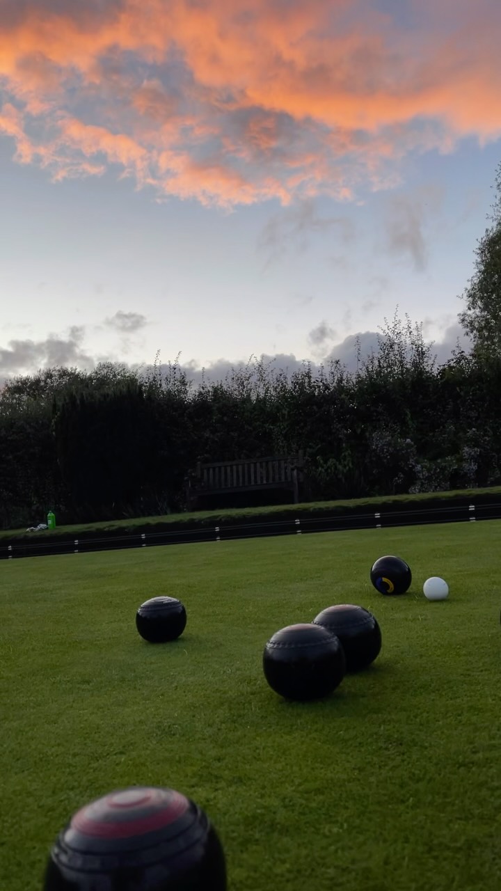 Every day, the first thing I do is look at the sky, it is never the same. It’s a reminder that we all share the same sky 🕊️🌞🌛☁️🌈⛅️🥶💙🥵🌩️🩵🌨️🌤️🙏☔️
#lawnbowlsforlife #parliamenthill #sky #hampstedheath #lawnbowls