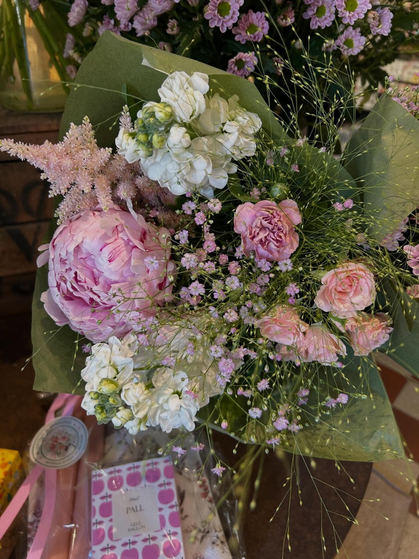 Sommar sommar ☀️🥳 vi har laddat upp med blommor och presenter till midsommarfirandet! Allt möjligt man kan tänkas ge bort!
Välkommen in 11-17 - sen tar vi lite ledigt över helgen 🌸☀️🌻