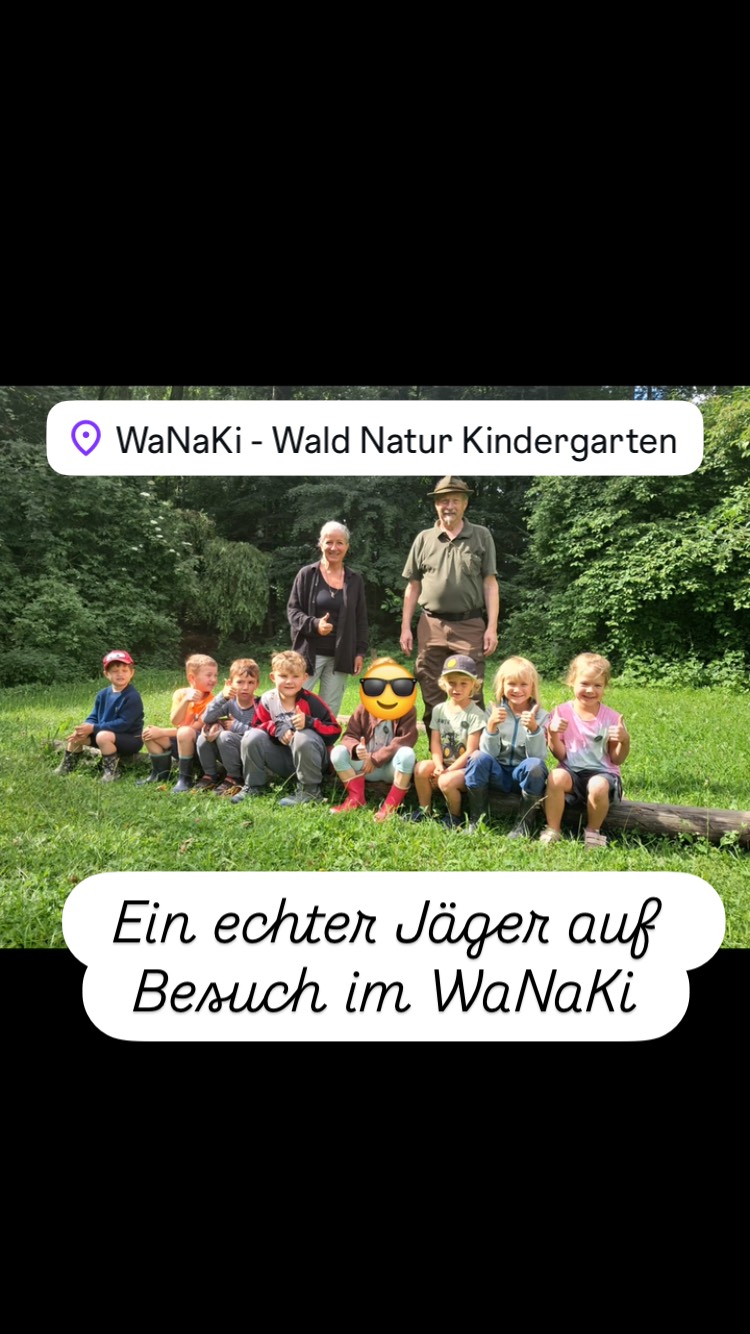 🦊 Spannender Jäger-Besuch im WaNaKi 🪵
Heute hatten wir im Wald-Natur-Kindergarten ganz besonderen Besuch: Der ortsansässige Jäger, Herr Sepp Streif, hat uns im Wald besucht und jede Menge spannende Dinge mitgebracht!
🦅
Die Augen der Kinder waren groß, als Herr Streif die lebensechten Tierpräparate auspackte. Vom Fuchs und Dachs über den Baummarder bis hin zum Waldkauz durften wir die heimischen Waldbewohner ganz aus der Nähe bestaunen.
Was wir heute alles gelernt und erlebt haben:
🎶 Tierstimmen-Rätsel: Herr Streif hat mit speziellen Flöten Tierlaute nachgemacht. Wir wissen jetzt, wie man mit einem „Mausgeräusch“ den Fuchs anlockt!
🦡 Die WG von Fuchs und Dachs: Unser Jäger war ganz erstaunt, wie viel die WaNaKi-Kinder schon wissen! Wir haben ihm erklärt, dass sich Fuchs und Dachs oft einen Bau teilen – der super reinliche Dachs aber manchmal ziemlich schimpft, weil der Fuchs ein kleiner Schmutzfink ist.
🎒 Der Jäger-Rucksack: Auf der Pirsch darf ein Erste-Hilfe-Paket nie fehlen. Außerdem ein riesiger „Gucker“ auch Spektiv genannt, der Dinge 60-fach vergrößert!
❄️ Mehr als nur Jagd: Ein Jäger schießt nicht nur, er schützt und hilft. Wenn der Winter im Wald streng wird, füttert er die Wildtiere.
Unsere Waldkinder waren extrem aufmerksam & neugierig.
Zum krönenden Abschluss gab es vom Jägerverband gesponserte Geschenke: Tolle Malbücher, Buttons und saftige Äpfel als Jause! 🍎🖍
Ein riesiges Dankeschön an Sepp Streif für diesen unvergesslichen und lehrreichen Vormittag im Wald! 💚
#WaNaKi #Waldkindergarten #Naturpädagogik #JägerBesuch #Waldentdecken HeimischeTiere NaturErleben KinderImWald