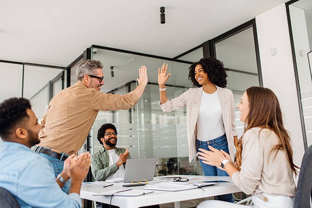 Manager et Leader, des postures complémentaires
Être un bon manager suffit-il pour engager durablement une équipe ? À l'inverse, peut-on être un leader inspirant sans maîtriser les fondamentaux du management ?
De nombreux encadrants peinent à trouver le juste équilibre entre pilotage de l'activité et mobilisation des collaborateurs.
Les organisations ont besoin de managers capables d'organiser, planifier et suivre les résultats, mais aussi de leaders capables de donner du sens, fédérer et accompagner le changement.
Comprendre les spécificités et la complémentarité de ces deux postures est devenu un levier essentiel de performance collective.
Notre formation de 2 jours permet aux managers de :
✔ Distinguer clairement les rôles, missions et compétences du manager et du leader ;
✔ Identifier leur propre style de management et de leadership ;
✔ Adapter leur posture aux situations, aux équipes et aux objectifs ;
✔ Développer l'engagement, l'autonomie et la motivation des collaborateurs ;
✔ Construire un plan d'action concret pour renforcer leur efficacité managériale.
Au travers d'apports pratiques, d'analyses de situations et d'échanges entre pairs, les participants développent une posture équilibrée entre organisation, accompagnement et inspiration.
Retrouvez le détail de nos formations ici 👉 https://www.gcrorganisation.com/
#Management #Leadership #ManagerOuLeader #ManagementPublic #Encadrement #LeadershipManagerial #PerformanceCollective #ManagementTerritorial #DéveloppementDesCompétences #FonctionPublique #FormationProfessionnelle #GCRorganisation
