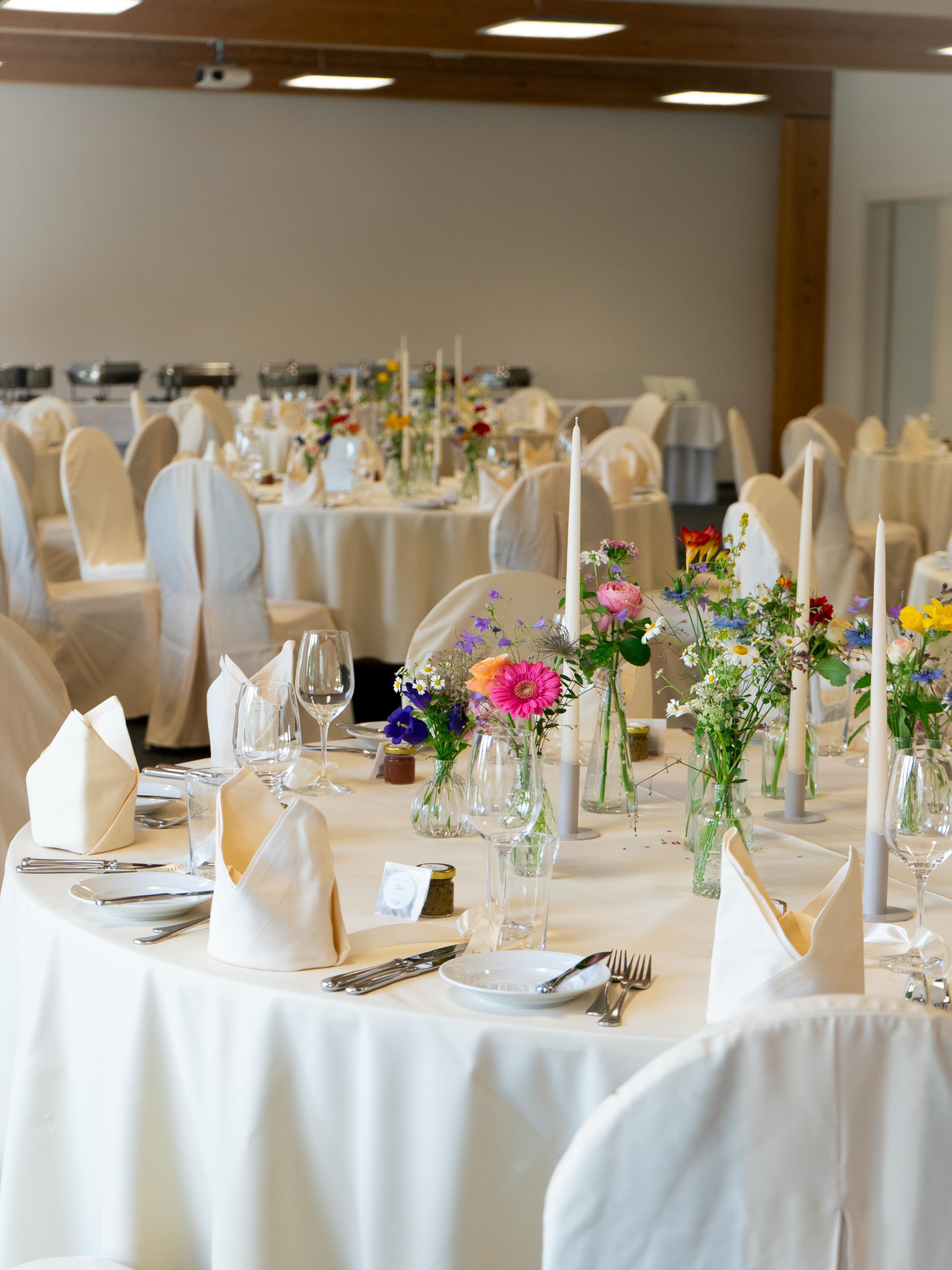 Euer großer Tag in unserem Strasser Saal. 💐💞
Feiern, lachen & unvergessliche Erinnerungen mit euren Liebsten schaffen. Genau dafür bieten wir den passenden Rahmen.
Mehr Infos zu Hochzeiten bei uns? 💍 Meldet euch gerne telefonisch oder per Mail bei uns.
📞 02735 24 27
📧 info@strasserhof.at
#hochzeit #eisenbockaufmehr #wedding #liebe #strasserhof
📸 @die.content.macherin
