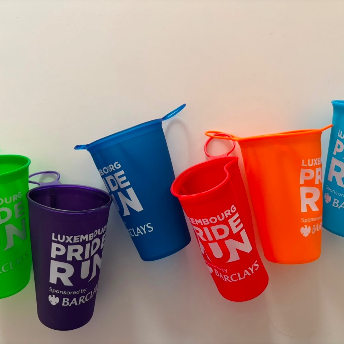 𝗢𝘂𝗿 𝗲𝗰𝗼‑𝗰𝘂𝗽𝘀 𝗳𝗼𝗿 𝘁𝗵𝗲 𝗟𝘂𝘅𝗲𝗺𝗯𝗼𝘂𝗿𝗴 𝗣𝗿𝗶𝗱𝗲 𝗥𝘂𝗻 𝟮𝟬𝟮𝟲 𝗵𝗮𝘃𝗲 𝗮𝗿𝗿𝗶𝘃𝗲𝗱!
Each runner will receive their own reusable cup to use at the refreshment stations, helping us reduce waste throughout the event.
A big thank‑you to Barclays Investment Bank for their support and commitment to a more sustainable edition.