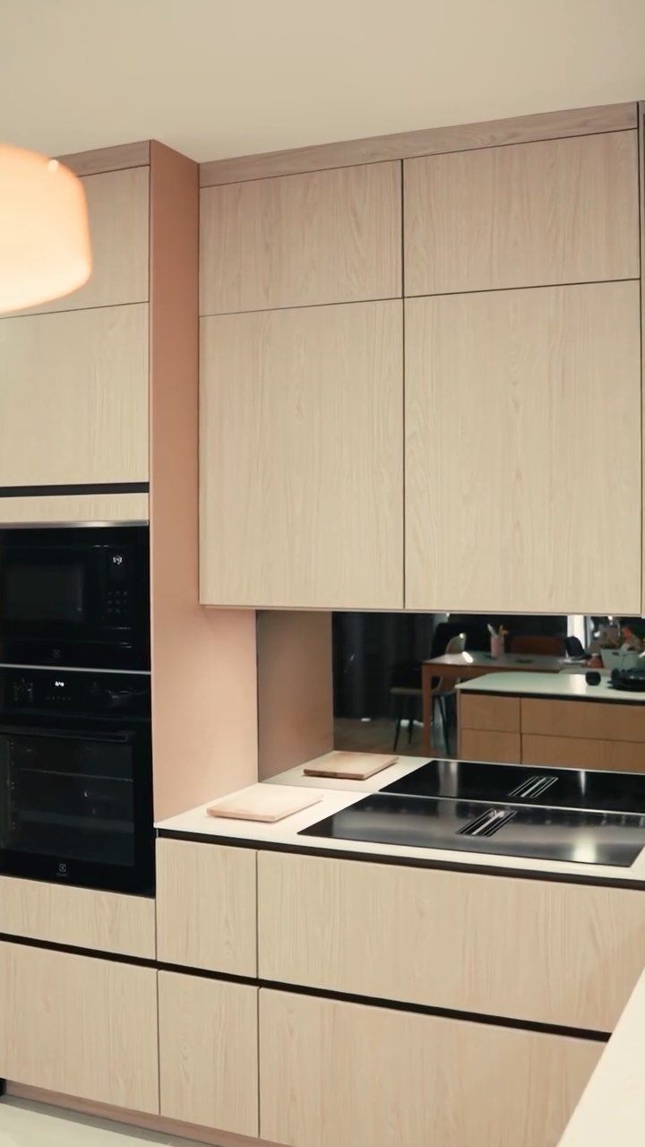 Bleu profond, corail et chêne clair : l’équilibre parfait pour une cuisine tendance.
Retour en vidéo sur notre projet de réfection complète de l’entrée, la cuisine/bar et l’espace cellier de cette appartement en plein coeur de Rennes.
Ici, tout a été repensé : la circulation, la lumière, les volumes.
Une cuisine en U sur mesure, entièrement ouverte, où le chêne clair dialogue avec le corail et le bleu profond.
Des façades sans poignées, des gorges cuivrées, un plan de travail en solid surface légèrement veiné aux reflets ambrés… Chaque détail a été pensé pour que le beau soit aussi utile.
Vous avez un projet, parlons-en.
-------
OSER MON INTERIEUR, cabinet d'architecture d’intérieur, agencement sur mesure et maitrise d'oeuvre, pour professionnels et particuliers.
-------
©️ Photo & Vidéo : 📸 Size Up
#architecteinterieur #agencement #maitrisedoeuvre #Rennes
@laisne.industrie - @goude_glass - @franke_france - @esprit.casa.rennes - @mpdeco35 - EFMA - @lemoussecarrelage - @fraleux_maconnerie - @electrolux & @aegpowertools_france