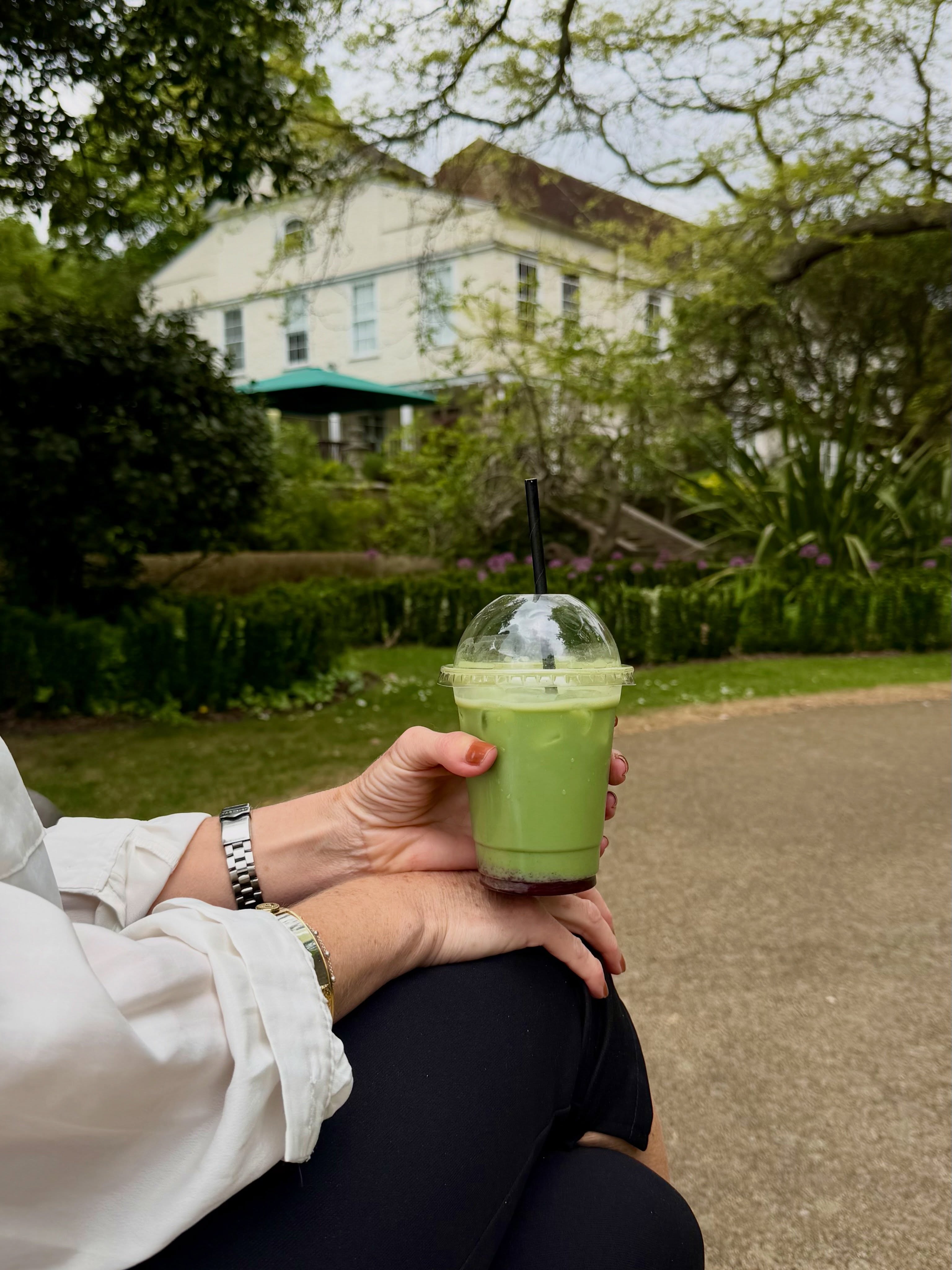 Not all cafes come with garden views 🌿☕️
Tucked away within the grounds of @lauderdalehouse and @fortyhall you’ll find shady terrace seating, blooming gardens, refreshing iced coffees and plenty of space to slow down for a while.
The perfect summer escape without leaving London 💕
#summerinthecity #londonfoodie #northlondon #londonparks #matcha