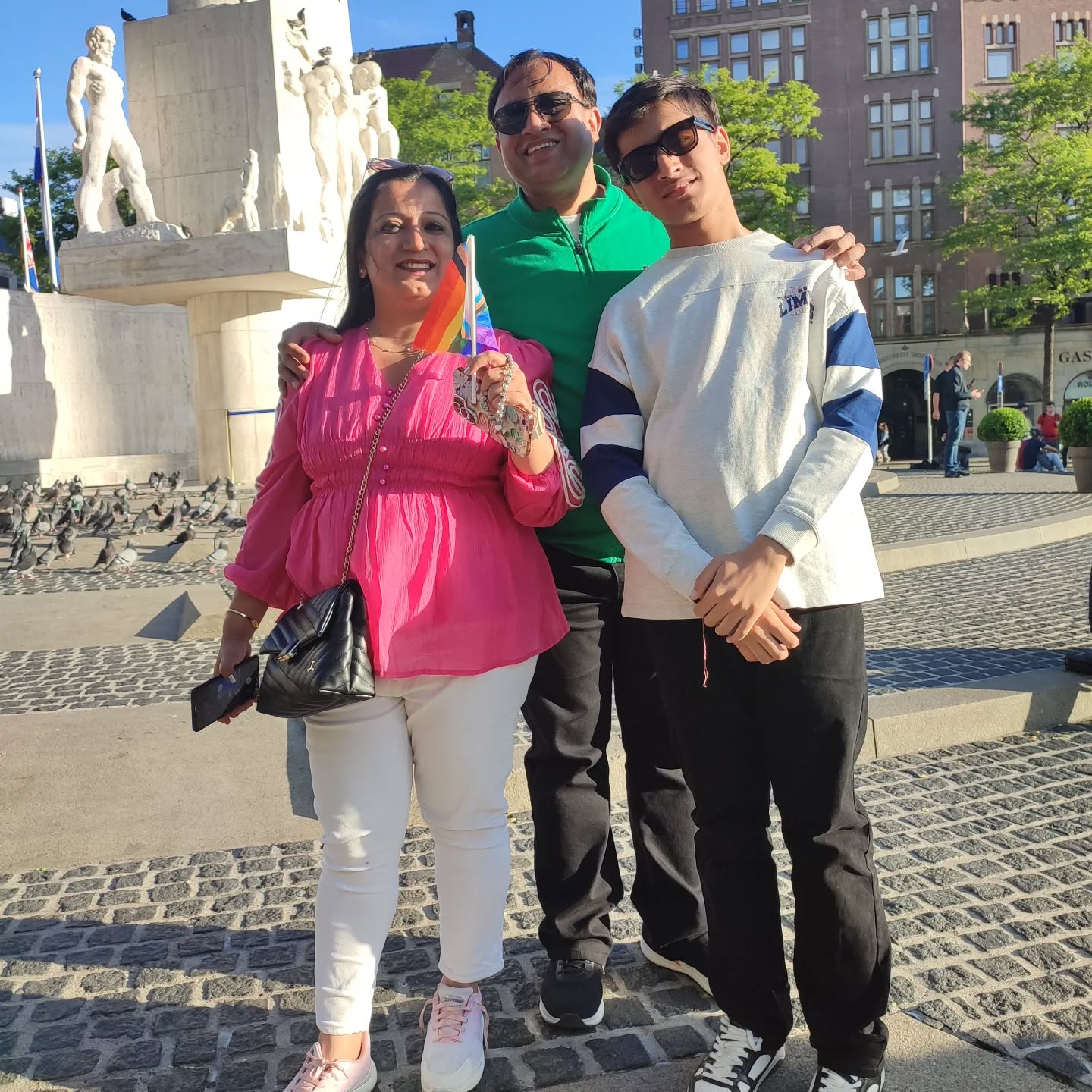 🏳️🌈🏳️⚧️💖Every Queer City Tour Im awaiting my dear and queer guests by standing at the main square in Amsterdam, holding this tiny rainbow flag.
Sometimes people stop and stare, sometimes a 'gay' shout, and sometimes, sometimes people ask if they can go on the picture with my flag, because, said the dad of this Indian family: " I work at a pharmacy in India and we highly support the LGBTQI+ community and gay rights!" 🤩
And then my tour hasn't even started yet! Most people are greatttt!! 🥰
(Some just suck REALLY bad.. 🙅🏻♀️)