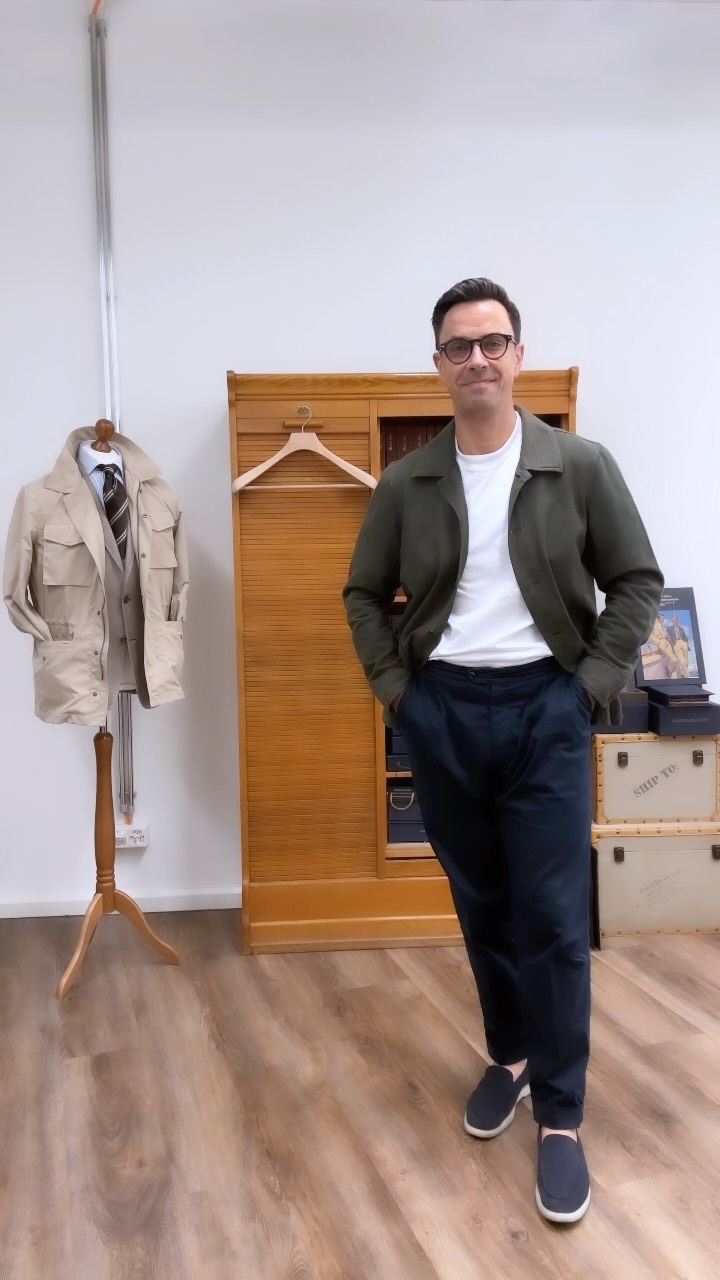 Unser garment‑dyed Shacket
Viele Farben, viele Stoffe, immer cool im Look.
Dazu ein Heavy Cotton T‑Shirt, perfekt auch oversized.
Die High‑Waist Chino mit Bundfalte aus leichtem Baumwollstoff bringt den entspannten Fit.
Abgerundet mit unserem Sommer‑Loafer in Dunkelblau.
Ganzes Outfit bei uns erhältlich.
#massanzugzürich #tailoring #massbekleidung #tailoredsuit #massanzug