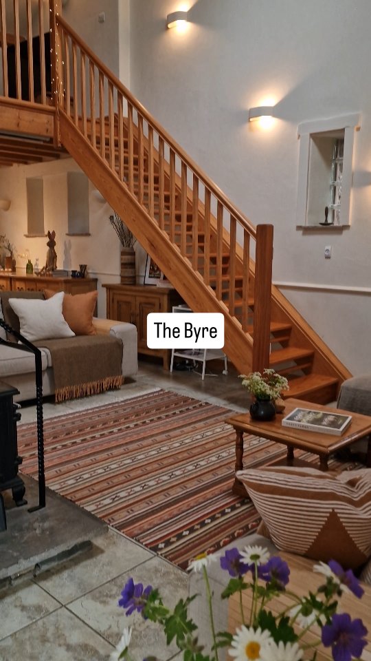 Another walkabout today - this time in The Byre, sleeping 4 (plus a small child bed if needed) - it's perfect for small families, groups or couples wanting space to relax and spend time reconnecting with each other. You can also book with the Haystore as there's and interconnecting door, expanding the space for up to 8 adults 🌿