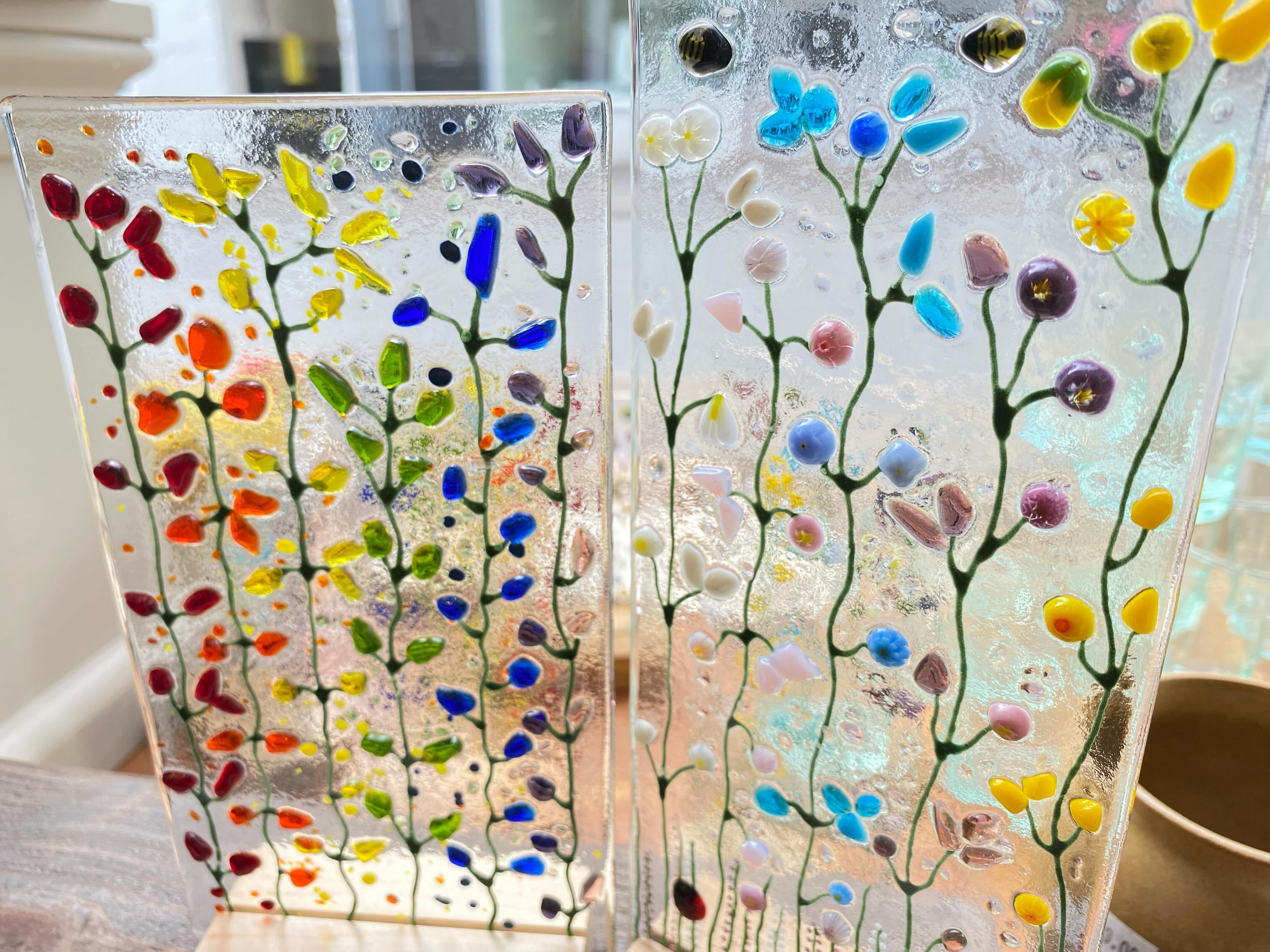 Really lovely to have a good number of these beautiful fused glass panels back in stock, courtesy of local maker Stephanie Russ @glass_by_stephanie
Open Tues-Sat 10am-4pm
Swift Art & Design
18 High Street
Winchcombe
GL54 5LJ
#supportindependent
#swiftartanddesign
#winchcombeshopping
#visitwinchcombe