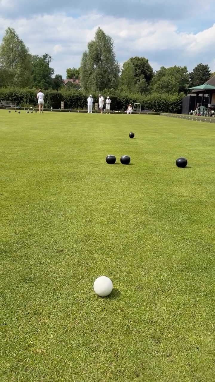 Look how far from the white jack ball everybody is. I’ve just realised why we couldn’t get near it today: today is Summer Solstice 🌞. It’s the longest day and the earth has its maximum tilt toward the sun. The balls just kept rolling off the green like we were on a slant 😅
#lawnbowlsforlife #lawnbowls #thatshowweroll #hampsteadheath #parliamenthill