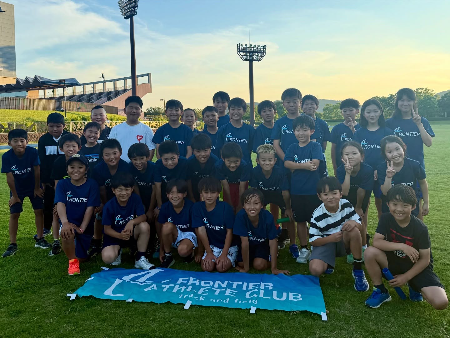 |||||||
Frontier athlete club
2021年6月にスタートした陸上スクール。
ひとつの節目としていた5年目が終了しました。
そして、175名の子どもたちとともに迎えた6年目。
Frontier athlete clubの一員として
かけがえのない仲間になってくれて、本当にありがとう。
子どもたちと過ごし、共に走り回れる日々。
トップチームメンバーや競技仲間と高めあい
切磋琢磨しながら今もなお現役でいられる日々。
その全てが、コーチたちにとって本当に幸せで楽しいです。
陸上競技を、スポーツを。全力で楽しみましょう!
#加古川#高砂#太子#陸上競技#陸上スクール