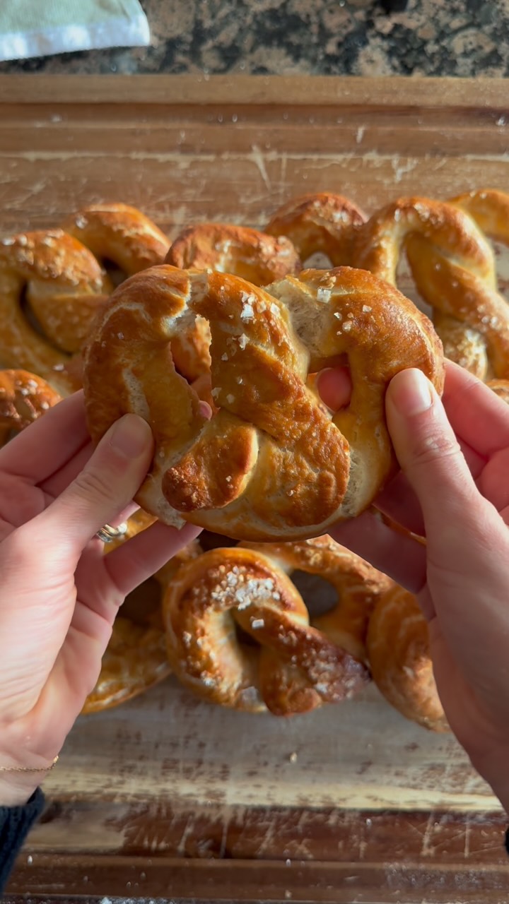 Comment “pretzel” for the recipe, and follow along for more! ❤️
Imagine your favorite buttery soft pretzels, these are even better! I was absolutely blown away with how delicious these were!! Yum! The tender texture and buttery taste is to die for!
#comfortfood #fyp #superbowl #sourdough #pretzel