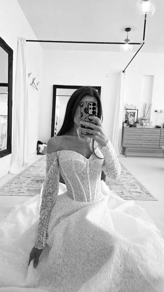 Plot twist: the dress you swore wasn't your style ends up being the one.
Brides, be honest... did your dream dress look anything like what you originally imagined?
👇Tell us your biggest dress-shopping surprise.
#BrideToBe #weddingdresstrends #2027Bride #WeddingTrend #trendingreels