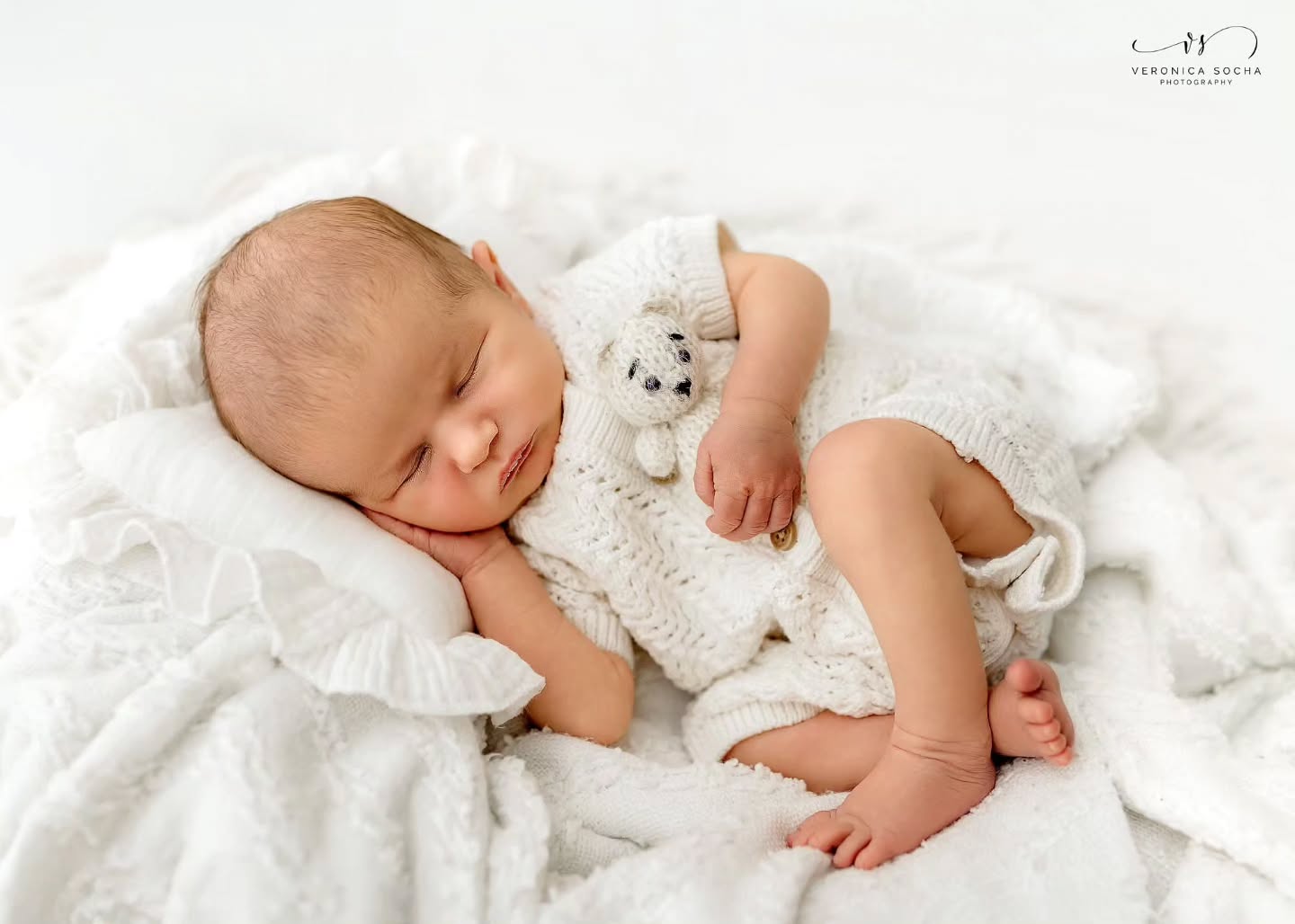 🤍 Simple, timeless and full of love... 🤍
When Lando's parents booked his newborn session, they knew exactly what they wanted — natural photographs, soft neutral tones and beautiful images that would never go out of style.
At just 13 days old, Lando was an absolute dream to photograph. He slept so peacefully throughout his session, allowing me to create a gorgeous collection of classic newborn portraits filled with softness and simplicity.
There is something so special about neutral newborn photography. No bright colours, no distractions — just your beautiful baby, tiny details, delicate features and those precious moments that pass far too quickly.
These are the photographs that will still look timeless in 10, 20 or even 30 years from now. The tiny fingers, little toes, sleepy expressions and all the details parents never want to forget.
I absolutely adore creating this style of newborn portraiture because it keeps the focus exactly where it belongs — on your baby. 🤍
Thank you to Lando's lovely parents for trusting me to capture these precious early days.
If you are expecting and love a natural, timeless style of newborn photography, I would love to create something special for your family too.
📍 Swindon Newborn Photography Studio
📸 Natural & Neutral Newborn Photography
🤍 Fully Guided Sessions
💌 Get in touch to reserve your due date
#newbornphotography #newbornphotographer #swindonphotographer #newbornsession #babyphotography newbornphotoshoot