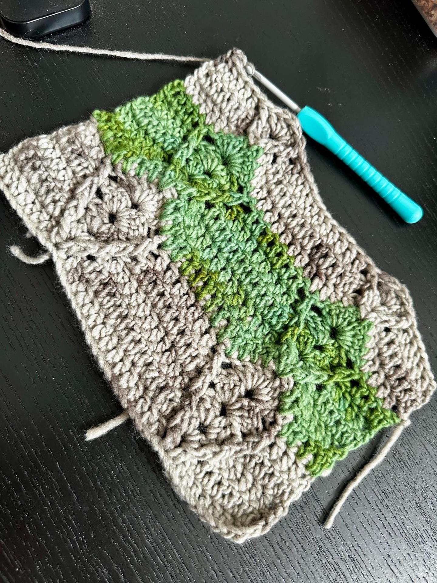 A second pannel for my armour of calm ……💚🫰🏻
#crochet #crocheting #crocheteando