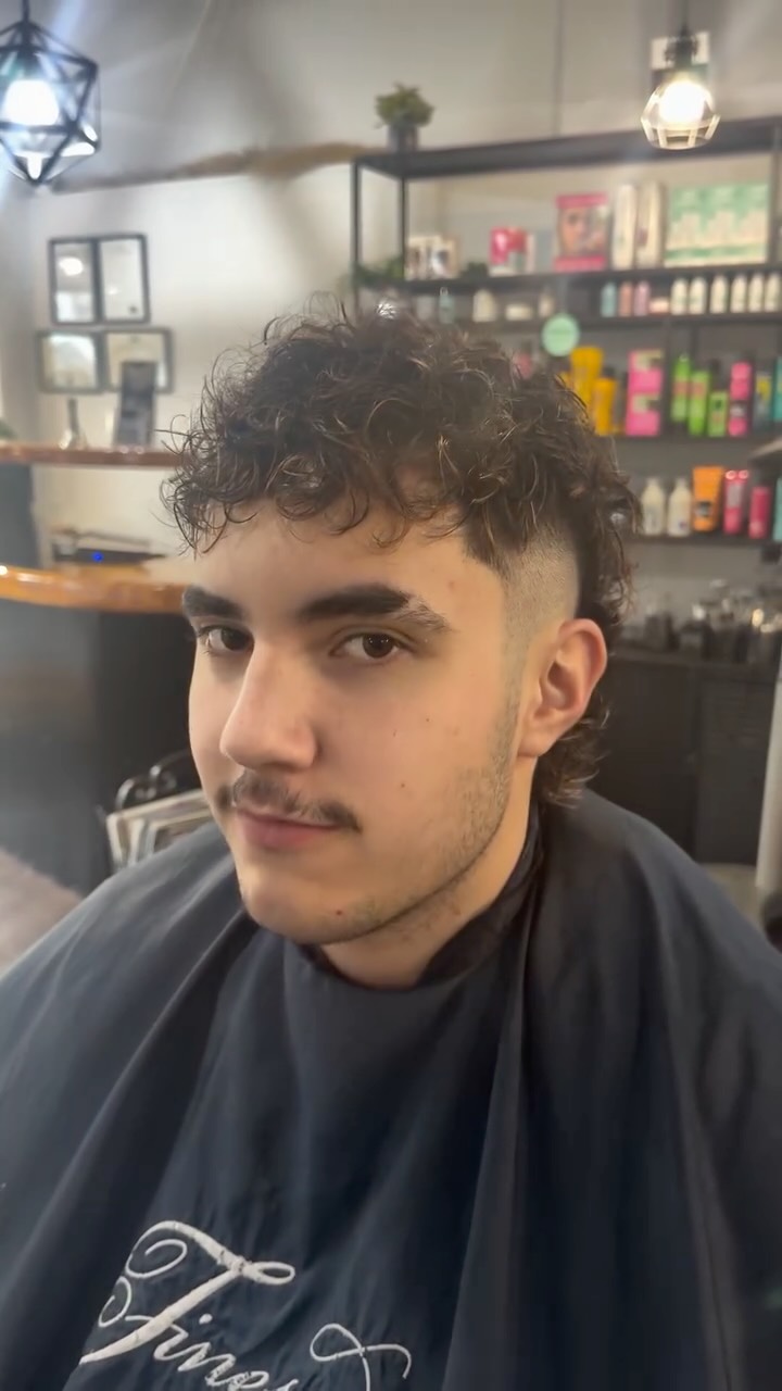 Are the frosted tips coming back in!
Caramel streaks loading ▪️▪️▪️
Cut by @onlyfades_barbershop
@matrixpro_anz
@redkin
#frostedtips #caramelfoils #matrix #matrixhighlights #foilsonfoils