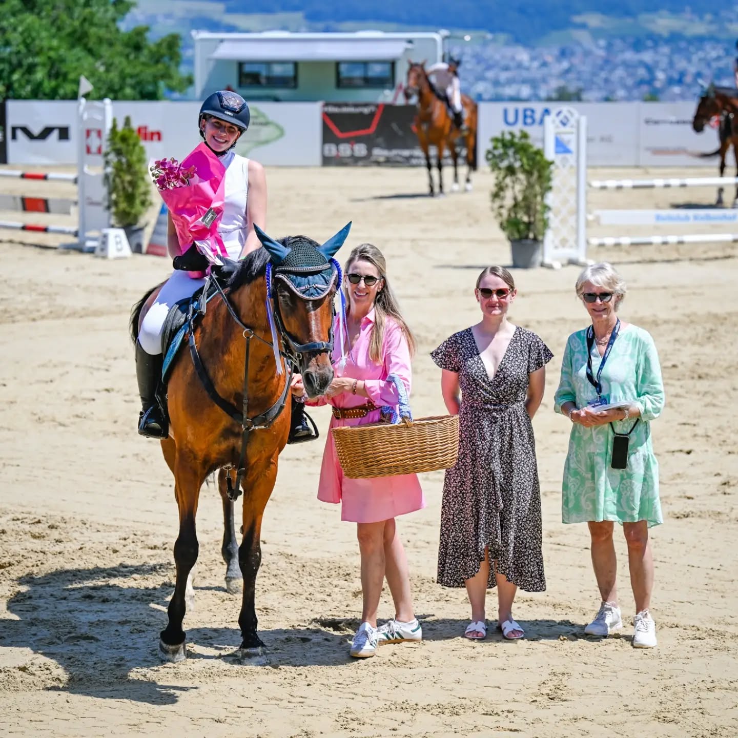 Gleich zwei Mal sicherte sich Arya Schmid an unserem Sommerconcours den Sieg. Erst im B/R 90 - Preis der @bbconcept.ag - mit Diva. Dann im B/R 95 - Preis von @reitsport.ch - mit Pikola.
Wir gratulieren!!
📸 @fotografie_stuppia
#sommerconcours #rck #wädenswil