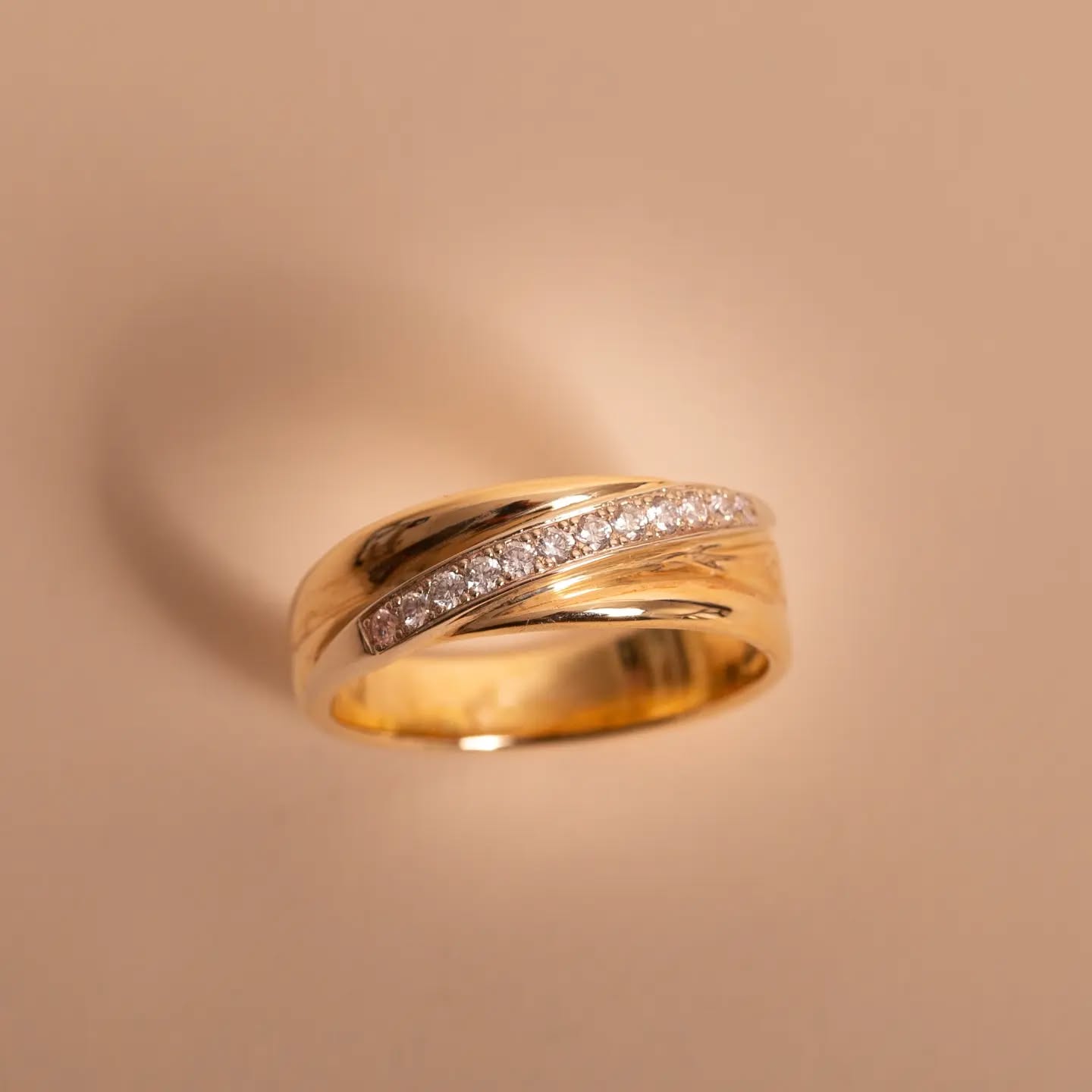 ✨✨ Bague deux ors réalisée sur commande ✨✨
Bague en or jaune et blanc sertie de diamants réalisée sur commande et sur mesure.
Merci à notre cliente pour cette belle commande 💛
✨ Si vous aussi souhaitez faire réaliser un bijou personnalis