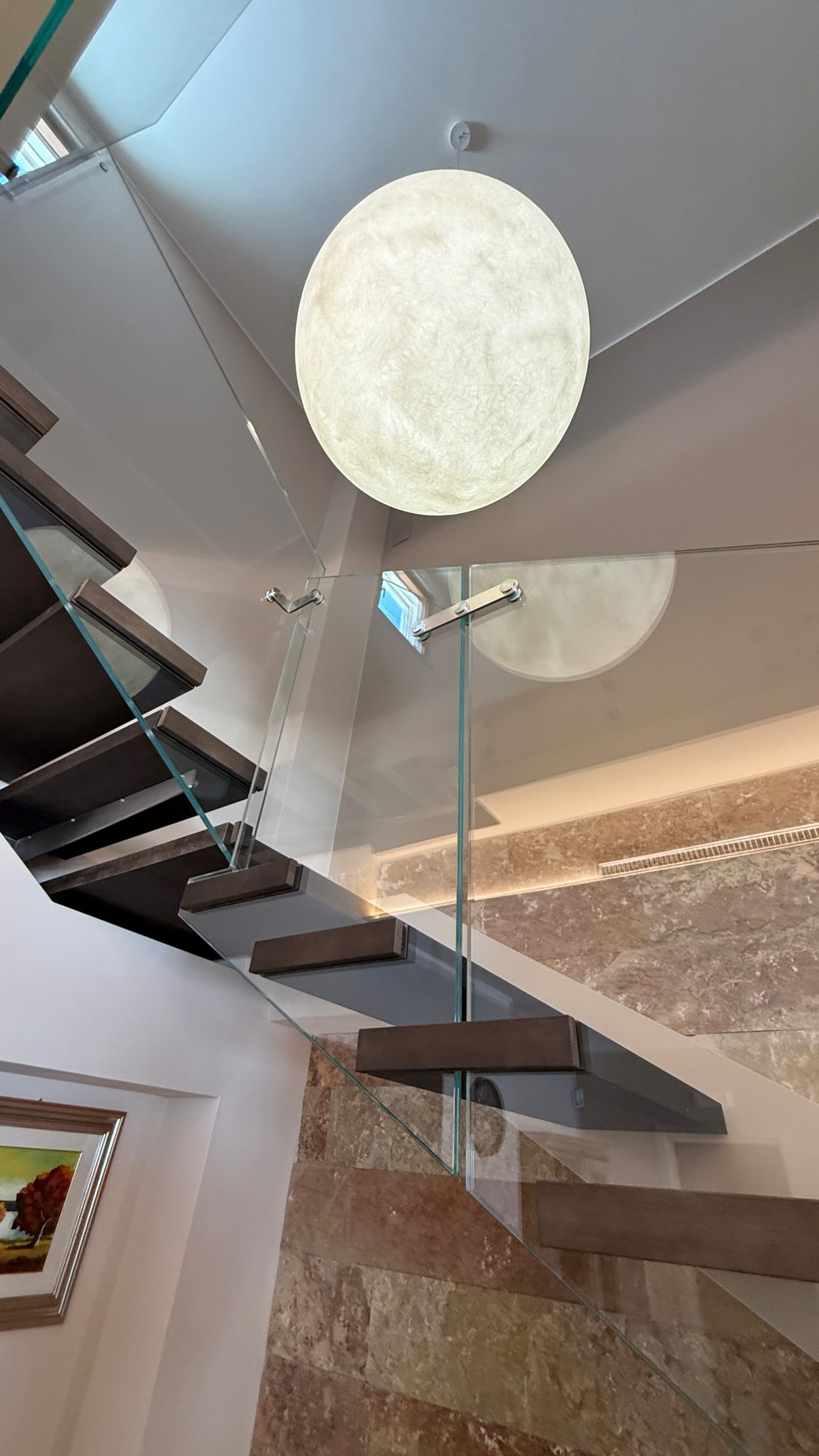 La scala non collega solo due piani...Trasforma l’intera casa!
Design su misura, materiali selezionati e dettagli che fanno la differenza.
Richiedi informazioni e scopri il Bonus Progetto riservato ai nuovi clienti.
👉 Contattaci e saremo a tua disposizione. #cierrescale #scalainlegno #scalamoderna #legnoevetro #designinterni
