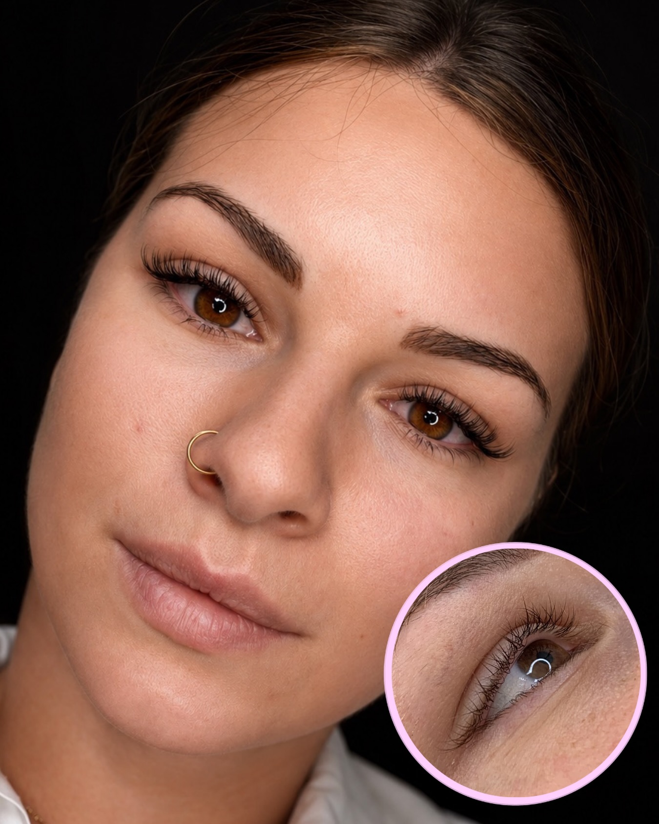 POURQUOI JE NE SUIS PAS TOUJOURS LA DIRECTION NATURELLE DE VOS CILS ?
Sur la photo “AVANT”, vous pouvez voir que les cils naturels poussent dans différentes directions : certains vers l’intérieur, d’autres vers l’extérieur ou vers le bas.
Si l’extension est collée en suivant exactement chaque cil naturel, le résultat peut manquer d’harmonie et accentuer les directions irrégulières.
Lors de la pose, je travaille l’orientation des extensions afin qu’elles soient positionnées perpendiculairement à la ligne de l’œil, tout en respectant la santé du cil naturel.
Cette technique permet :
✨ d’obtenir une ligne de cils plus nette et plus uniforme ;
✨ d’ouvrir davantage le regard ;
✨ d’éviter l’effet “désordonné” ;
✨ d’offrir un résultat plus esthétique et durable.
Chaque pose est personnalisée en fonction de l’implantation naturelle de vos cils afin de mettre votre regard en valeur tout en préservant vos cils naturels. 🤍
#extensionsdecilsbergerac #bergeracmaville #cilsbergerac #techniciennedecilsbergerac