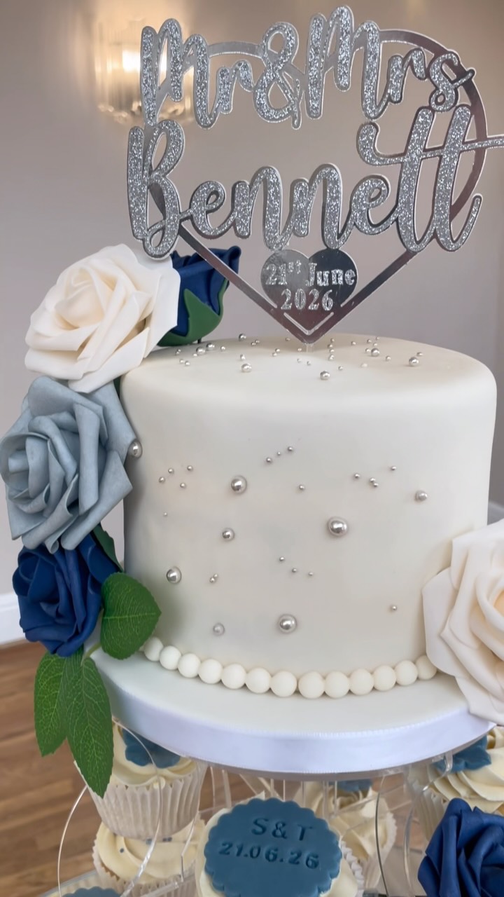@wrenburyhall today setting up a tiered cupcake tower and top tier cake. What a lovely place in the countryside and a sunny day.
Final pictures coming soon.
#cupcaketower #weddingcakes #weddingcakedesign #awardwinningcakedesigner #northwalescakes