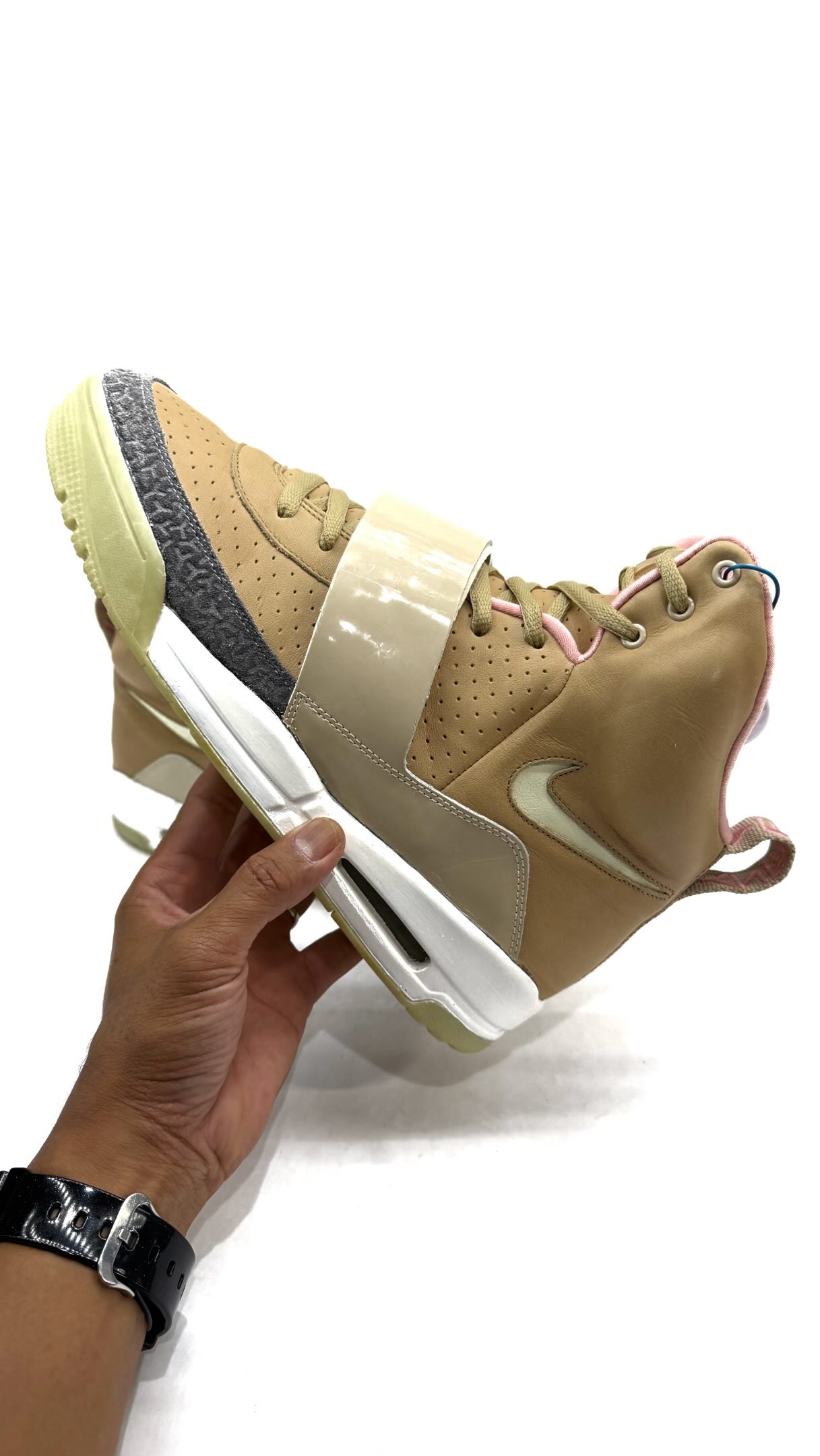 And here it is. The Nike Air Yeezy 1 Tan midsole swap!
Please email for inquiries.
Music: A.R.T. - High Risk
#yeezy #kanye #nike #restoration #iery