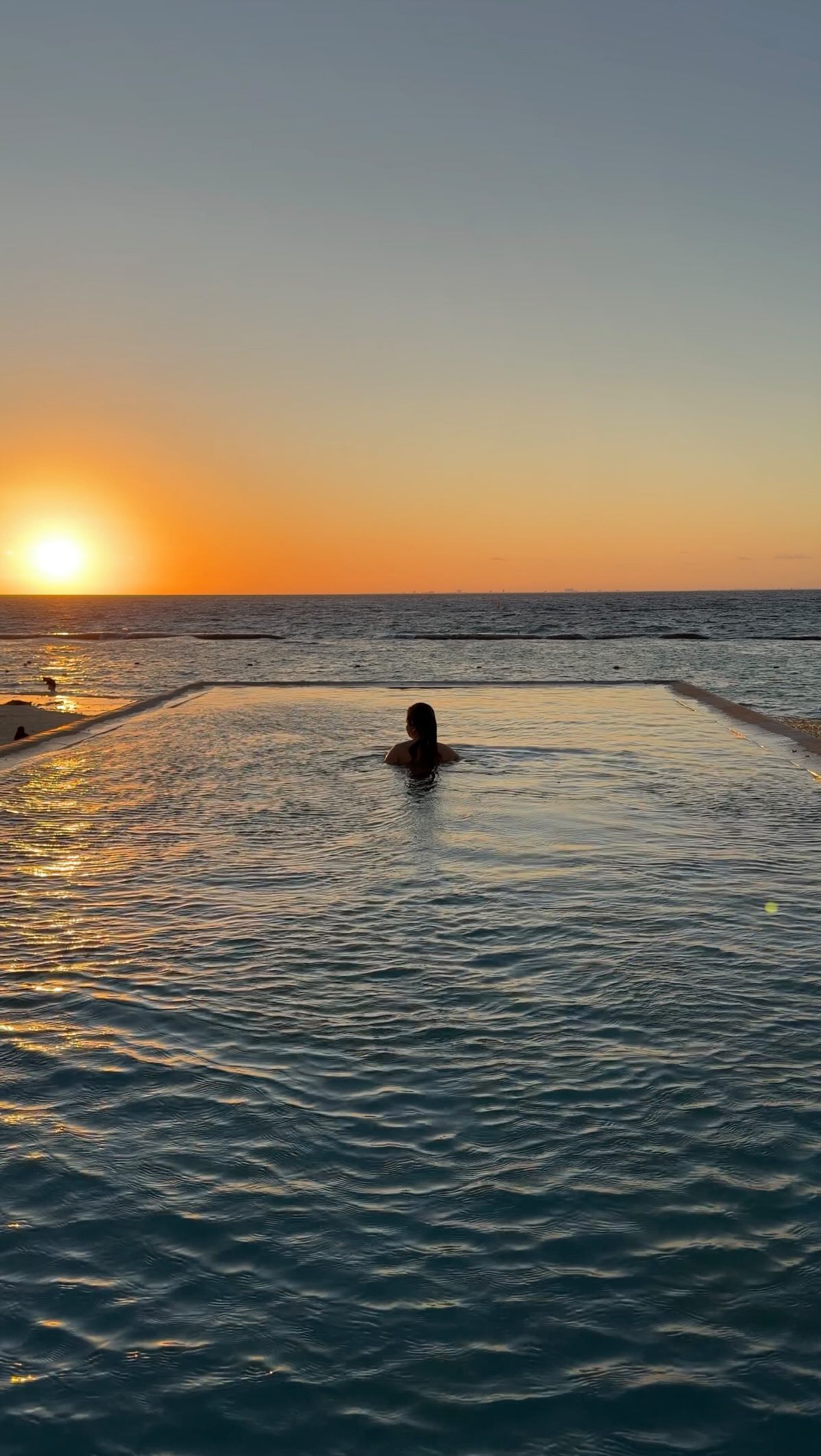 I hope I’m never too busy to notice...
The way the sunlight dances on the water
The way the sky changes color at sunset
The sound of waves crashing against the shore
The peace I feel when I’m underwater
Because it’s often the little moments that make life feel so magical ✨🩵🌊🫶🏼