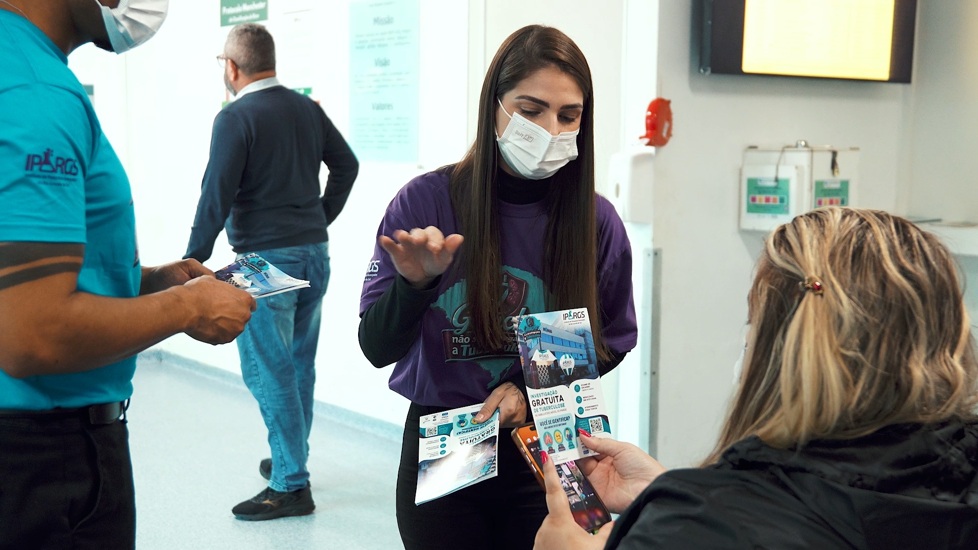 🫁 Gaúcho não se entrega para a Tuberculose!
📍 Estamos atendendo de segunda à sábado, das 13h às 17h, na UPA 24h Moacyr Scliar, realizando coleta gratuita de escarro para investigação da tuberculose.
🏥 Local:
UPA 24h Moacyr Scliar
📍 R. Jerônymo Zelmanovitz, 01 – Bairro São Sebastião, Porto Alegre/RS
⚠️ Você apresenta algum destes sintomas?
🔹 Tosse persistente;
🔹 Febre ao entardecer;
🔹 Perda de peso;
🔹 Suores noturnos.
Não ignore os sinais. A tuberculose tem cura e quanto mais cedo for identificada, maiores são as chances de um tratamento eficaz.
✅ Exame rápido e indolor;
✅ Resultado no mesmo dia;
✅ Atendimento gratuito para toda a população.