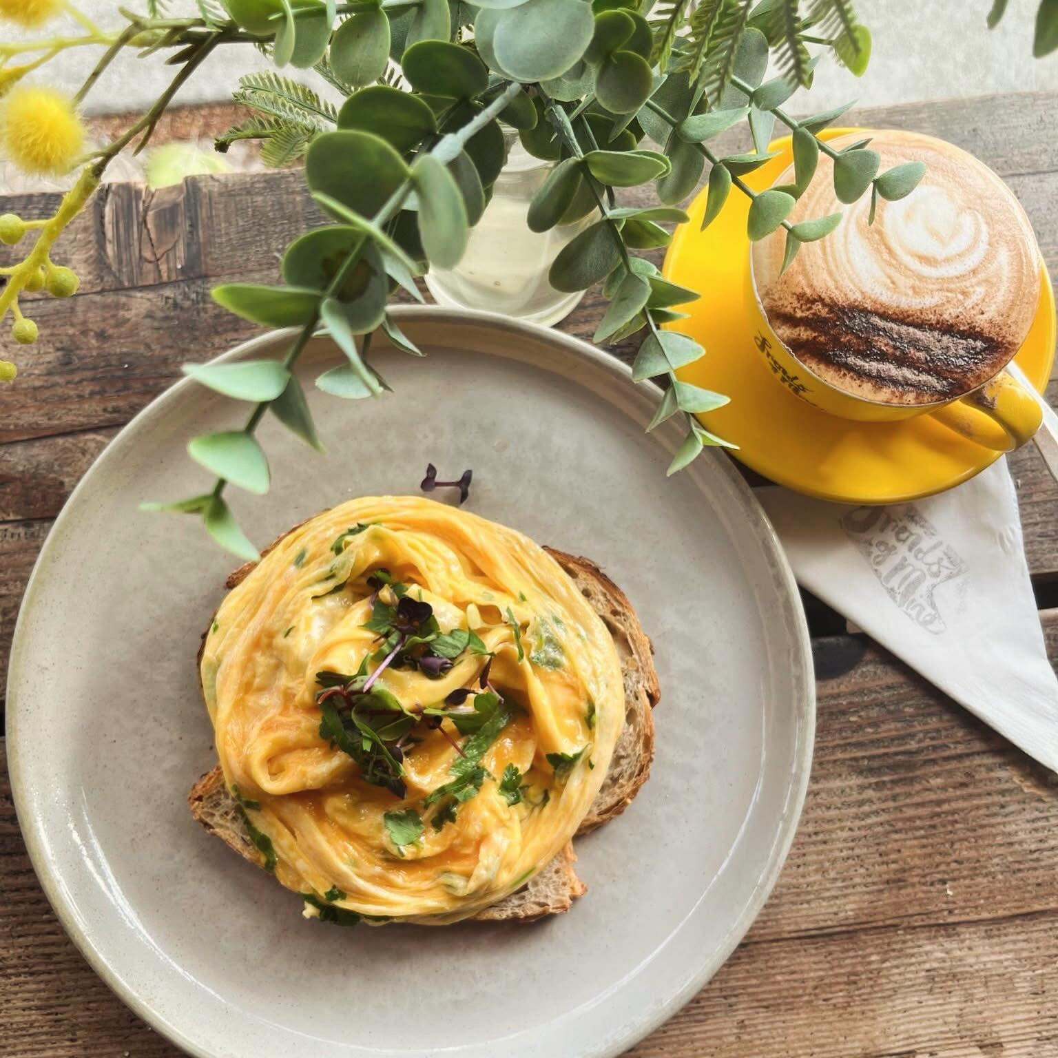 How could you say no to a masterpiece that looks like this?!
Golden Folded Eggs 🍳 w/ Fresh Herbs & Goats Cheese on five grains toasts 🍞
#friendsofmine #friendsofminecafe #foldedeggs #melbourne #melbournebrunch