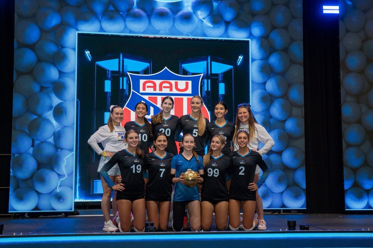 14 Mizuno is headed to the Gold Bracket at the AAU National Championships!! Let’s goooooooooo! 🏐 🔥
