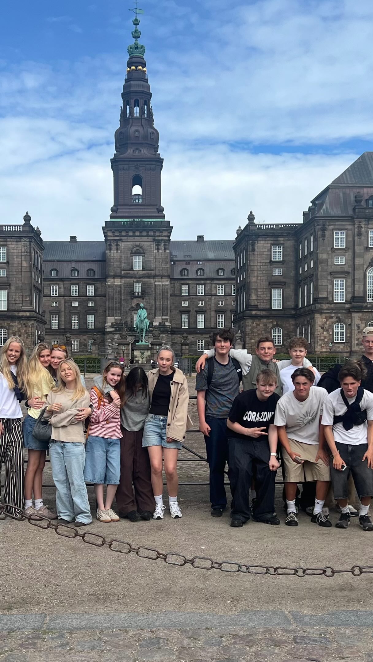 SÅ ER DER POSTKORT FRA KØBENHAVN 😃☀️
8. klasse er i dag kommet hjem fra lejrtur til København. Og sikke en tur, de har haft:
‘Vi har vandret byen tynd og kigget på både Christiansborg, Christiania og Christianshavn 😆
Vi var også forbi Nyhavn og Amalienborg- og vi har været på Nationalmuseet, Glyptoteket og i Tivoli…
Og selv om programmet har været stramt, har der også været tid til shopping, hygge og fællesskab’ 🥰
Alle har været glade og begejstrede og iflg. lærerne har eleverne opført sig eksemplarisk på hele turen 😇😁
Så: Alt er godt 🥰 Og nu trænger de vist til en weekend med benene oppe oven på mange tusind skridt på få dage 👣👣👣
Vi ses igen på mandag ☀️😃
#Lejrskole #København #Fællesskab #HerningFriskole #etgodtstedatlæreværeogvokse