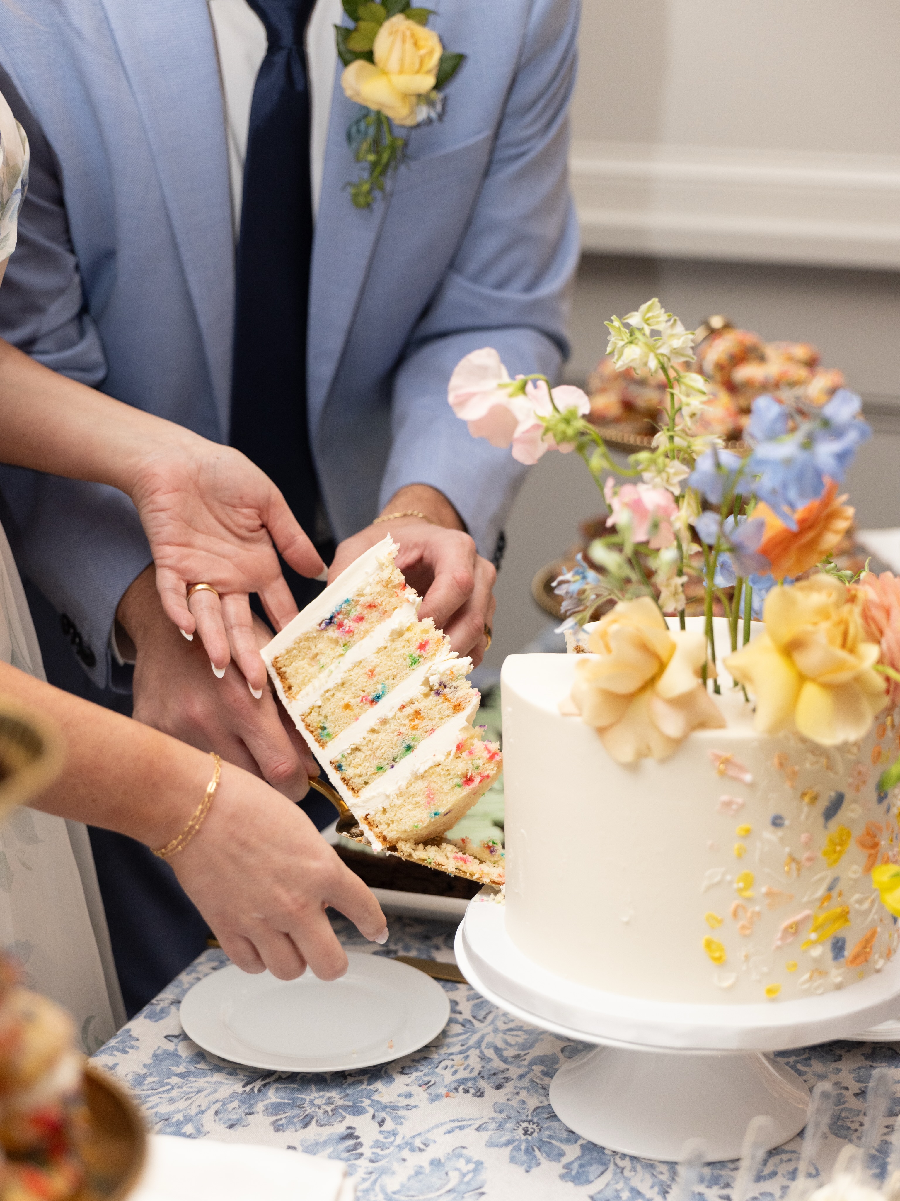 Canโt choose between a wedding cake or a dessert table? Get both! ๐ฐ ๐ช This single tiered cake was a true showstopper alongside all of the beautiful desserts which included Mini Thin Mint Brownies, Confetti Cookie Sandwiches, Cookies & Cream Cupcakes and Key Lime Parfaits.
๐ธ @abbot
๐ @belleviewinn
โ