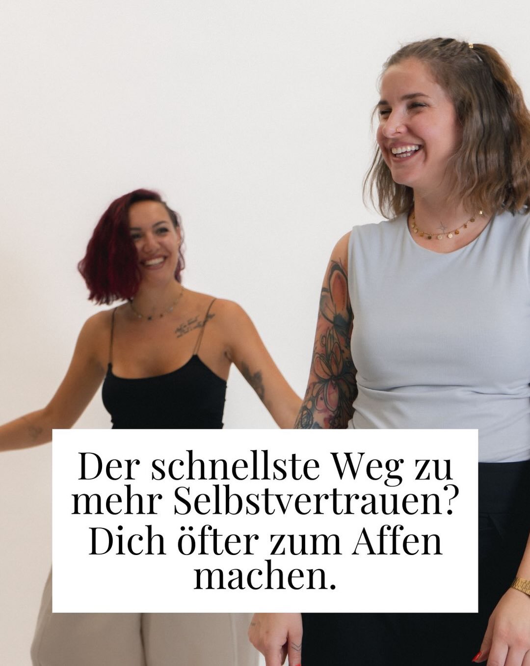 Lasst uns doch alle mal das Leben nicht ganz so ernst nehmen.
Ja klar, ich weiß, dass du dir ein erfolgreiches Business aufbauen willst. Und das wirst du auch!
Aber schei* mal drauf, wie du dabei aussiehst oder was andere von dir denken könnten.
„DAS LEBEN IST DAFÜR DA, SICH ZUM AFFEN ZU MACHEN!“
Schreib dir das auf ein Post-it und kleb es über deinen Schreibtisch.
Für die Momente, in denen du ein Reel aufnehmen möchtest.
Für die Momente, in denen du etwas posten möchtest.
Für die Momente, in denen du an dir zweifelst.
Und dann mach’s einfach trotzdem!
Wenn du gerade dein Business aufbaust und dir mehr Mut, Klarheit und Sichtbarkeit wünschst, dann folg uns für ehrliche Einblicke und praktische Tipps auf deinem Weg in die Selbstständigkeit.