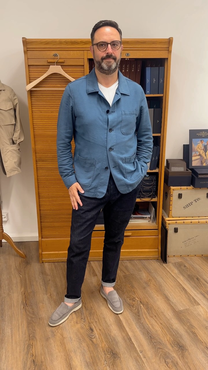 Unser Garment‑Dye‑Shacket geht in die nächste Runde.
Dazu eine High‑Rise Jeans mit Bundfalte und unsere Sommer‑Loafer – ein Look, der easy wirkt, aber richtig sitzt.
Perfekt für warme Tage, perfekt für euch.
#tailoring #tailorsuit #massanzugzürich #massanzug #massbekleidung