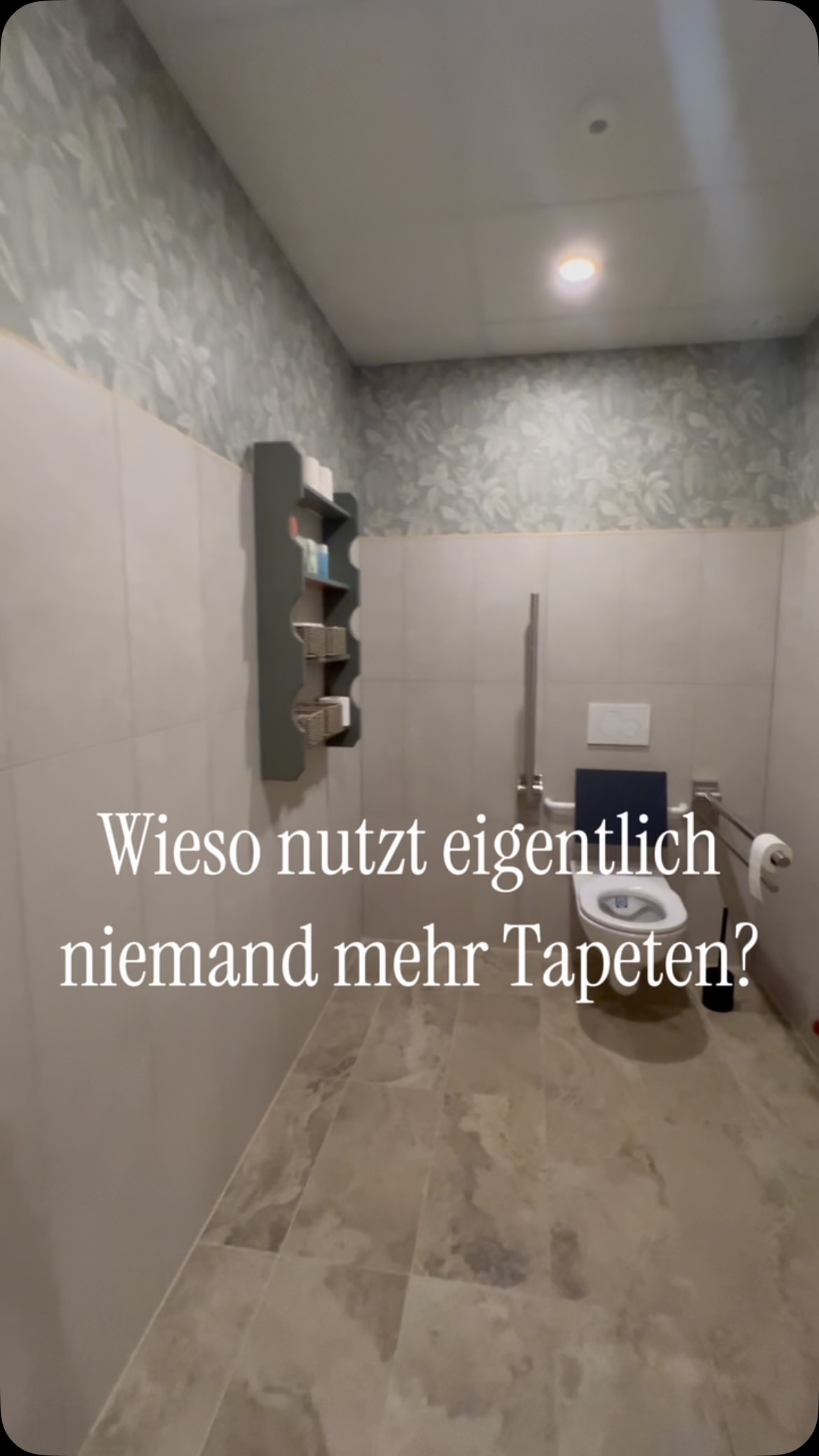*Ad: Danke an die Malerei Kaplan, die uns innerhalb von 5 Tagen einen Termin geben konnten und das Projekt in 4 Stunden umgesetzt haben 😍
Wie findet ihr das Ergebnis? Habt ihr auch Tapeten zuhause?
_____
TAPETE
MAKING OF
INTERIOR DESIGN
GEWICHTSNEUTRALES GESUNDHEITSZENTRUM