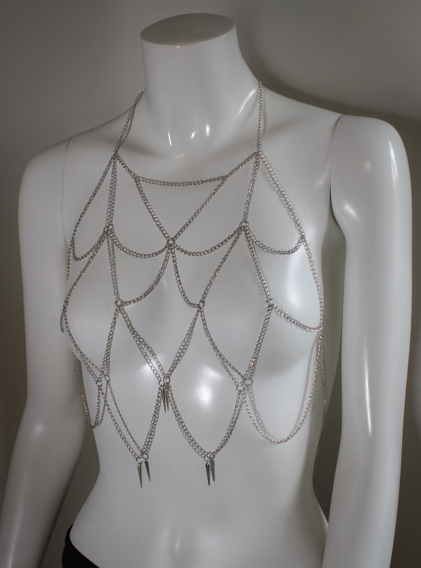 ⚔️An order completed for a client this weekend.
Our body chains will be re-stocked soon along with the addition of new designs!
#apparitionatelier #chainmaille #jewellery #bodychains #gothicjewelry