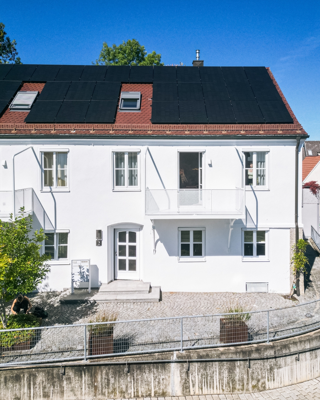 ☀️🎨 Der Sommer ist da!
Die schönste Zeit des Jahres ist in vollem Gange und damit der perfekte Zeitpunkt, deiner Fassade etwas Aufmerksamkeit zu schenken. Mit den richtigen Farben und einer professionellen Ausführung sorgen wir dafür, dass dein Zuhause nicht nur gut aussieht, sondern auch langfristig geschützt bleibt. 🏡✨
👉 Du spielst schon länger mit dem Gedanken, deine Fassade aufzufrischen? Dann melde dich gerne bei uns, gemeinsam finden wir die passende Lösung für dein Projekt! 💛
#farbenhaus #fassadengestaltung #fassadenrenovierung #burgau #landkreisgünzburg #schwaben #bayern #malerhandwerk #teamfarbenhaus #hausverschönerung #regionalhandwerk #farbgestaltung #sommergefühle